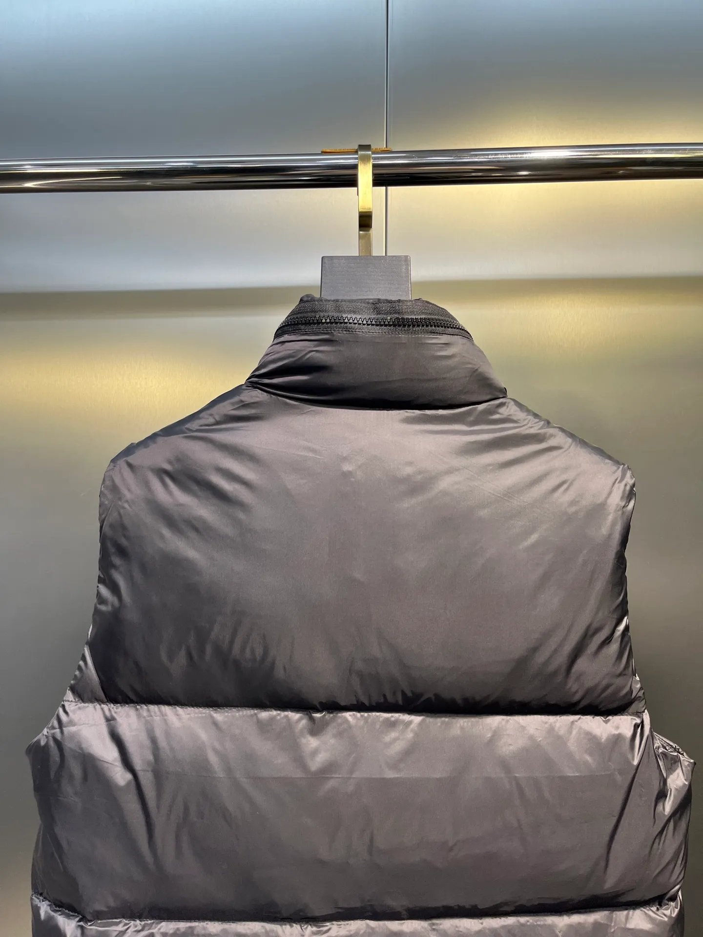 P660 moncler 🌟Mandou Semeru down jacket vest New autumn and winter product Semeru men's down vest Semeru down vest is specially designed for modern men who value functionality and beauty. The quilted design is quite distinctive. Return to pure style. New products for autumn and winter. Short down vest for men and women. Customized with 90% white goose down filling. Tago down vest has a low-key style, streamlined straight cut design, and the pull-out hood can be freely stored in the seamless taped zipper stand collar. Quilted style made of polyester Polyester lining Down filling Pull-out hood Zip closure Zippered pockets Black monogram logo Unique chest zip Size: 1-5