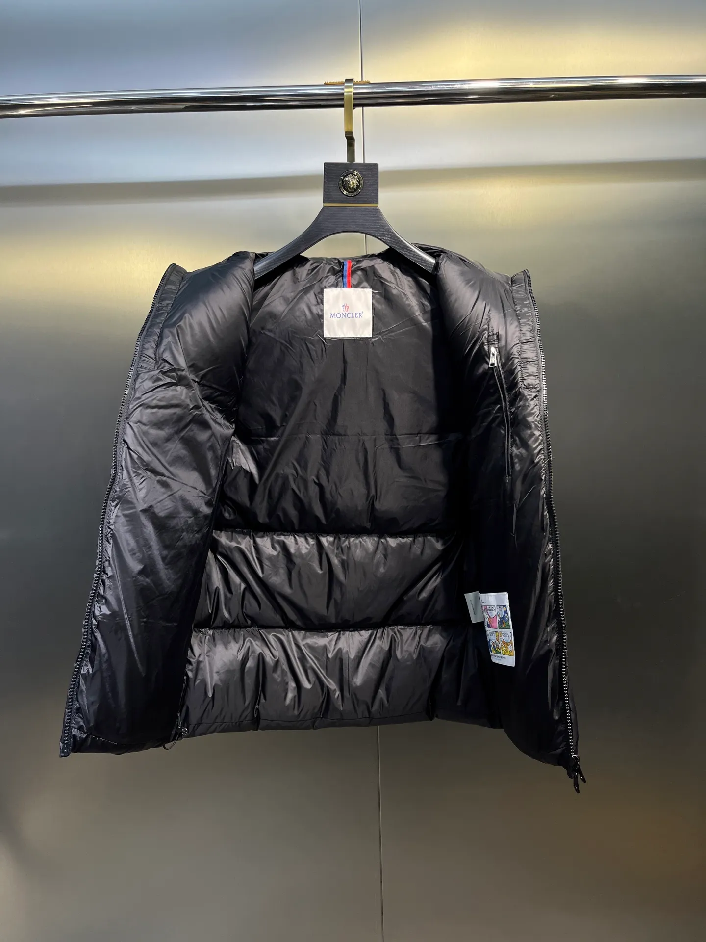 P660 moncler 🌟Mandou Semeru down jacket vest New autumn and winter product Semeru men's down vest Semeru down vest is specially designed for modern men who value functionality and beauty. The quilted design is quite distinctive. Return to pure style. New products for autumn and winter. Short down vest for men and women. Customized with 90% white goose down filling. Tago down vest has a low-key style, streamlined straight cut design, and the pull-out hood can be freely stored in the seamless taped zipper stand collar. Quilted style made of polyester Polyester lining Down filling Pull-out hood Zip closure Zippered pockets Black monogram logo Unique chest zip Size: 1-5