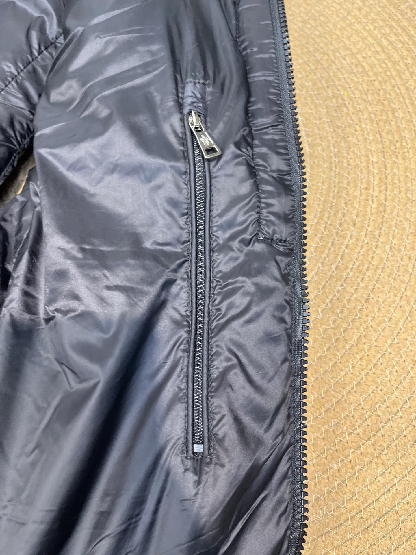 P660 moncler 🌟Mandou Semeru down jacket vest New autumn and winter product Semeru men's down vest Semeru down vest is specially designed for modern men who value functionality and beauty. The quilted design is quite distinctive. Return to pure style. New products for autumn and winter. Short down vest for men and women. Customized with 90% white goose down filling. Tago down vest has a low-key style, streamlined straight cut design, and the pull-out hood can be freely stored in the seamless taped zipper stand collar. Quilted style made of polyester Polyester lining Down filling Pull-out hood Zip closure Zippered pockets Black monogram logo Unique chest zip Size: 1-5
