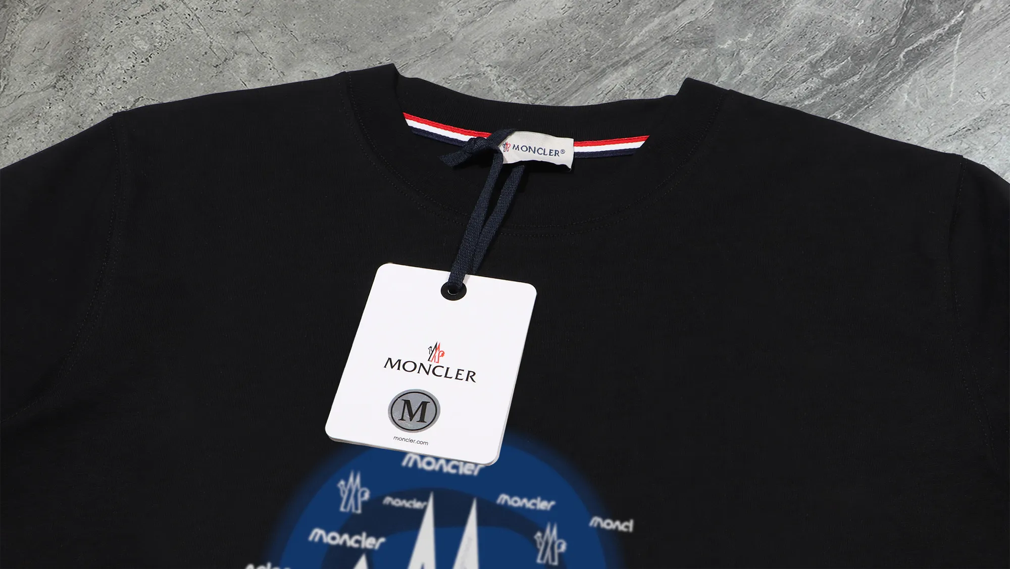 P210 High-version sweatshirt) [Long-term stock] 〖𝐌𝐎𝐍𝐂𝐋𝐄𝐑~Mask〗 Made of 440g heavy-weight fabric. It is different from the market currency. It can be matched with any variety and is properly handsome. 😎The whole dress is made of double waistcoats. The double waistcoats make the whole dress more three-dimensional. Not ordinary factories can do such fine work. 2025 Spring runway version of the T stage, on sale at the counter, round neck terry sweatshirt, high-end double-strand pure cotton, custom-made stretch ribs, dyed in the same vat, complete with three standards, matched with exquisite embroidered LOGO on the chest, simple and advanced, same style for men and women. Color: black, apricot, white, size: S M L XL 2XL
