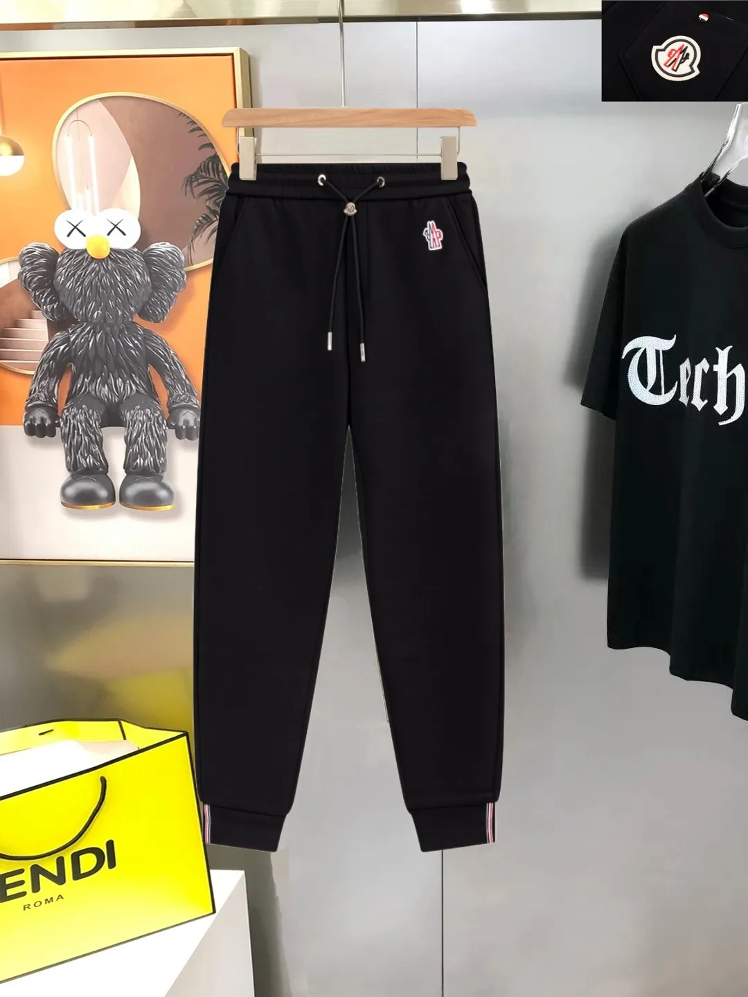 P290 Moncler new men's original casual pants and sweatpants, high-end customization, fashionable and versatile ✨✨✨three-dimensional embroidery embossed letter logo design, customized original imported 100% knitted cotton fabric, imported hardware accessories, elegant and handsome upper body, brand new sense of sight! The factory's fine workmanship and details are all in place. There is no need to choose anyone, and you must pay for your own money. Size: M-3XL (the largest size can wear about 185 pounds) black