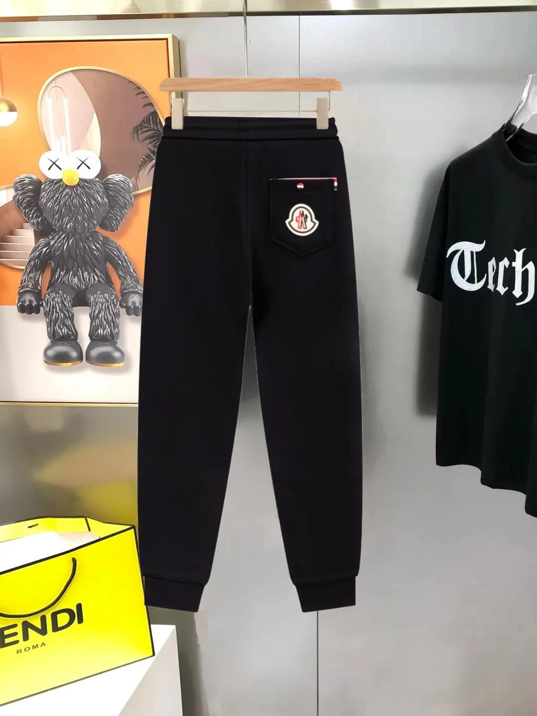 P290 Moncler new men's original casual pants and sweatpants, high-end customization, fashionable and versatile ✨✨✨three-dimensional embroidery embossed letter logo design, customized original imported 100% knitted cotton fabric, imported hardware accessories, elegant and handsome upper body, brand new sense of sight! The factory's fine workmanship and details are all in place. There is no need to choose anyone, and you must pay for your own money. Size: M-3XL (the largest size can wear about 185 pounds) black