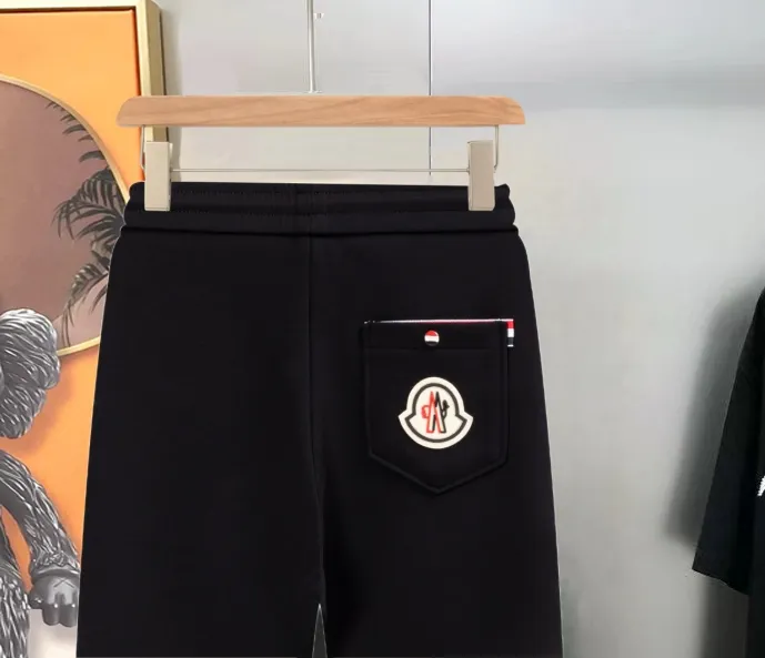 P290 Moncler new men's original casual pants and sweatpants, high-end customization, fashionable and versatile ✨✨✨three-dimensional embroidery embossed letter logo design, customized original imported 100% knitted cotton fabric, imported hardware accessories, elegant and handsome upper body, brand new sense of sight! The factory's fine workmanship and details are all in place. There is no need to choose anyone, and you must pay for your own money. Size: M-3XL (the largest size can wear about 185 pounds) black