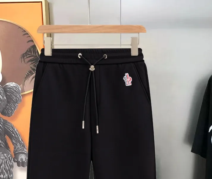 P290 Moncler new men's original casual pants and sweatpants, high-end customization, fashionable and versatile ✨✨✨three-dimensional embroidery embossed letter logo design, customized original imported 100% knitted cotton fabric, imported hardware accessories, elegant and handsome upper body, brand new sense of sight! The factory's fine workmanship and details are all in place. There is no need to choose anyone, and you must pay for your own money. Size: M-3XL (the largest size can wear about 185 pounds) black