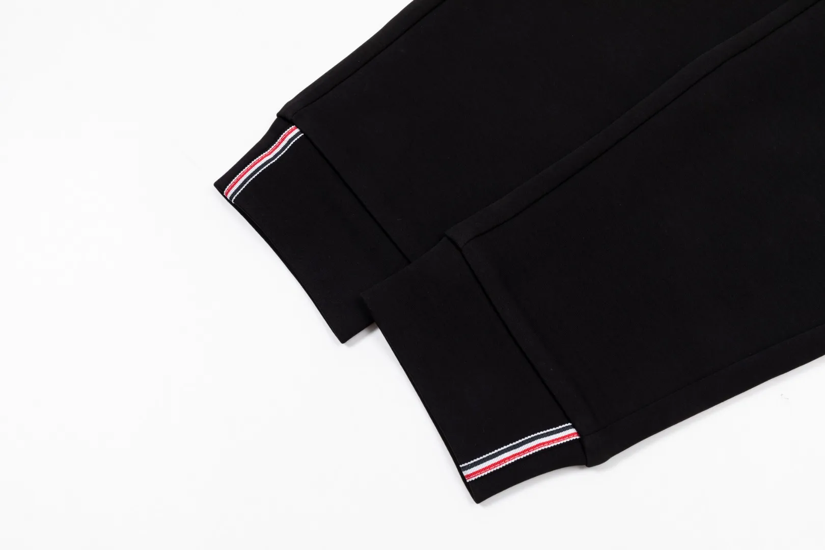 P290 Moncler new men's original casual pants and sweatpants, high-end customization, fashionable and versatile ✨✨✨three-dimensional embroidery embossed letter logo design, customized original imported 100% knitted cotton fabric, imported hardware accessories, elegant and handsome upper body, brand new sense of sight! The factory's fine workmanship and details are all in place. There is no need to choose anyone, and you must pay for your own money. Size: M-3XL (the largest size can wear about 185 pounds) black