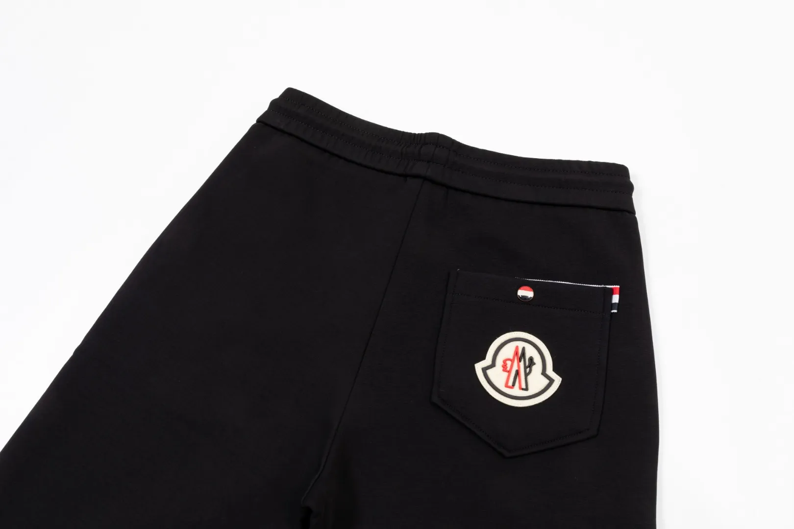 P290 Moncler new men's original casual pants and sweatpants, high-end customization, fashionable and versatile ✨✨✨three-dimensional embroidery embossed letter logo design, customized original imported 100% knitted cotton fabric, imported hardware accessories, elegant and handsome upper body, brand new sense of sight! The factory's fine workmanship and details are all in place. There is no need to choose anyone, and you must pay for your own money. Size: M-3XL (the largest size can wear about 185 pounds) black