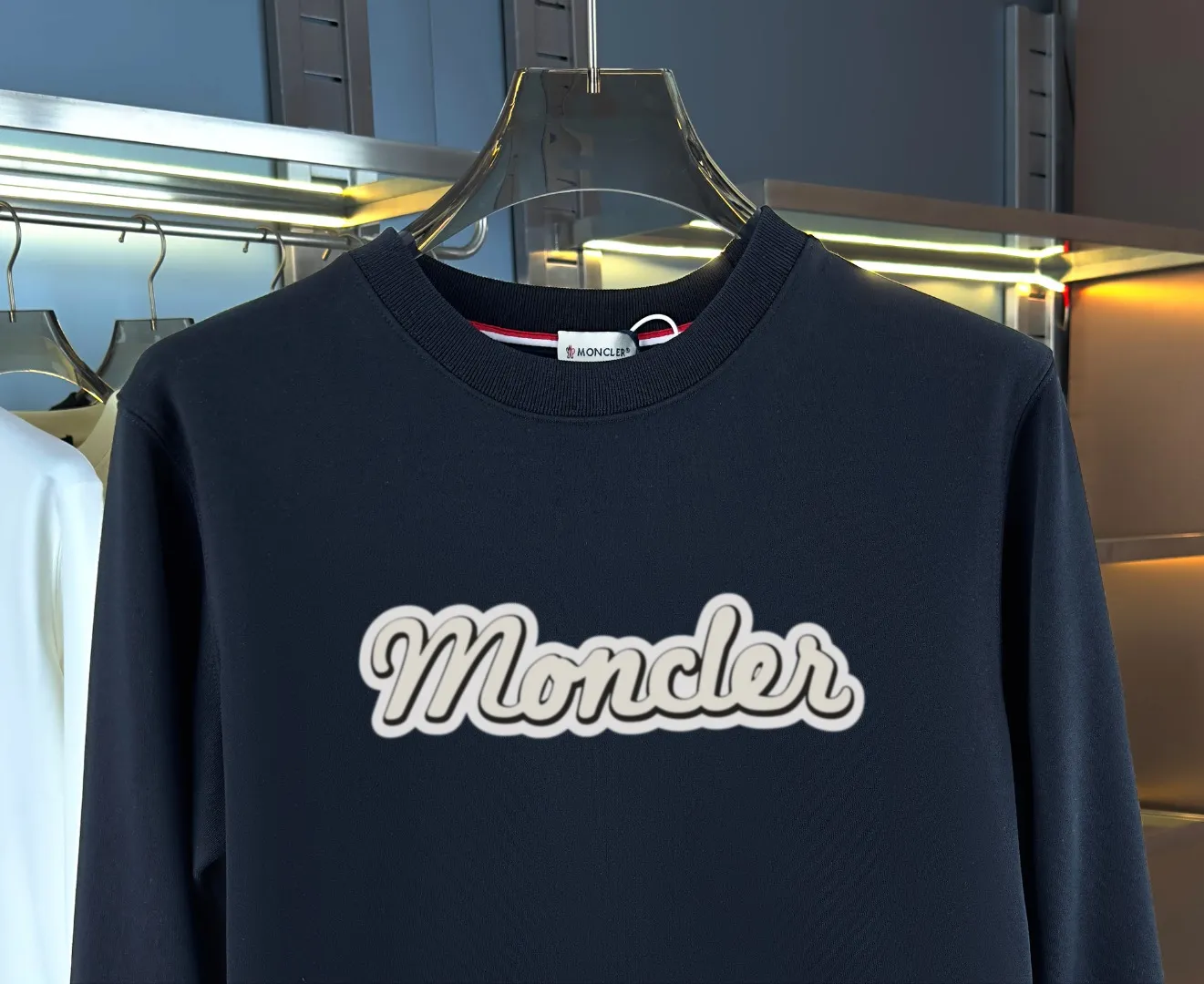 P210 High-version sweatshirt) [Long-term stock] 〖𝐌𝐎𝐍𝐂𝐋𝐄𝐑~Mask〗 Made of 440g heavy-weight fabric. It is different from the market currency. It can be matched with any variety and is properly handsome. 😎The whole dress is made of double waistcoats. The double waistcoats make the whole dress more three-dimensional. Not ordinary factories can do such fine work. 2025 Spring runway version of the T stage, on sale at the counter, round neck terry sweatshirt, high-end double-strand pure cotton, custom-made stretch ribs, dyed in the same vat, complete with three standards, matched with exquisite embroidered LOGO on the chest, simple and advanced, same style for men and women. Color: black, apricot, white, size: S M L XL 2XL
