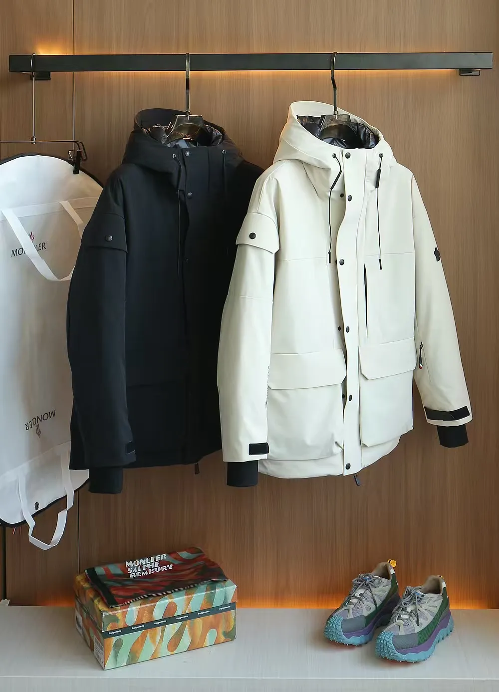 P1740 Old OEM channel, Moncler 25FW new thin and light men's hooded casual down jacket! Trading company orders Jeluz men's down inspired by classic, men's choice for outdoor activities! The product is made of GORE-Tex waterproof outdoor sports fabric and decorated with recyclable details, which demonstrates the brand's commitment to external environmental protection. The adjustable cuffs and two-way zipper ensure easy wearing and adjustment of the silhouette; the interior is made of European-standard environmentally friendly 90% white duck down + 10% feather high-content filling, which is warmer and lighter than traditional down jackets in the past. You will know its high-end atmosphere when you try it in person. The upper body is comfortable, warm and breathable without any bloated feeling! At the same time, it has a high sense of class and recognition. The seams of the body are all cut in position to ensure visual beauty, which is very time-consuming and material-consuming! The fashionable detachable vest can be worn alone. The detachable hooded stand-up collar design is easy to disassemble and assemble to create different fashionable looks. The concealed placket, two-way zipper opening and closing, elastic cuffs and drawstring hem cuff design can better withstand the cold wind and keep the upper body warm in autumn and winter. It is a tall and stylish item! Color: black, off-white Size: M-3XL Size 1: shoulder width 51cm-bust 114cm-shirt length 70cm-sleeve length 61cm Size 2: shoulder width 52cm-chest 118cm-shirt length 71cm-sleeve length 62cm Size 3: shoulder width 53cm-chest 122cm-shirt length 72cm-sleeve length 63cm 4 Size: Shoulder width 54cm - Bust 126cm - Clothing length 73cm - Sleeve length 64cm Size 5: Shoulder width 55cm - Bust 130cm - Clothing length 75cm - Sleeve length 64cm