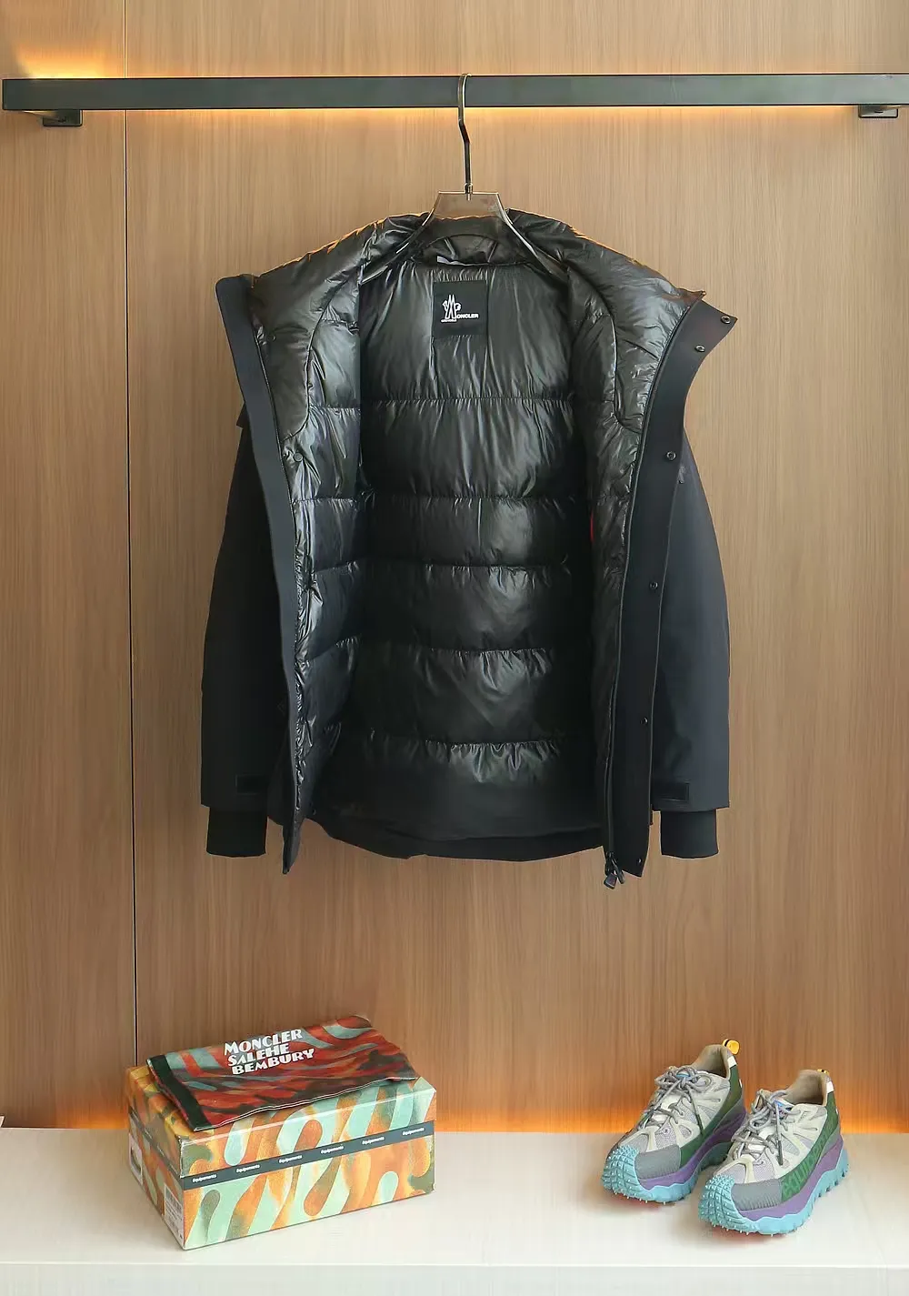 P1740 Old OEM channel, Moncler 25FW new thin and light men's hooded casual down jacket! Trading company orders Jeluz men's down inspired by classic, men's choice for outdoor activities! The product is made of GORE-Tex waterproof outdoor sports fabric and decorated with recyclable details, which demonstrates the brand's commitment to external environmental protection. The adjustable cuffs and two-way zipper ensure easy wearing and adjustment of the silhouette; the interior is made of European-standard environmentally friendly 90% white duck down + 10% feather high-content filling, which is warmer and lighter than traditional down jackets in the past. You will know its high-end atmosphere when you try it in person. The upper body is comfortable, warm and breathable without any bloated feeling! At the same time, it has a high sense of class and recognition. The seams of the body are all cut in position to ensure visual beauty, which is very time-consuming and material-consuming! The fashionable detachable vest can be worn alone. The detachable hooded stand-up collar design is easy to disassemble and assemble to create different fashionable looks. The concealed placket, two-way zipper opening and closing, elastic cuffs and drawstring hem cuff design can better withstand the cold wind and keep the upper body warm in autumn and winter. It is a tall and stylish item! Color: black, off-white Size: M-3XL Size 1: shoulder width 51cm-bust 114cm-shirt length 70cm-sleeve length 61cm Size 2: shoulder width 52cm-chest 118cm-shirt length 71cm-sleeve length 62cm Size 3: shoulder width 53cm-chest 122cm-shirt length 72cm-sleeve length 63cm 4 Size: Shoulder width 54cm - Bust 126cm - Clothing length 73cm - Sleeve length 64cm Size 5: Shoulder width 55cm - Bust 130cm - Clothing length 75cm - Sleeve length 64cm
