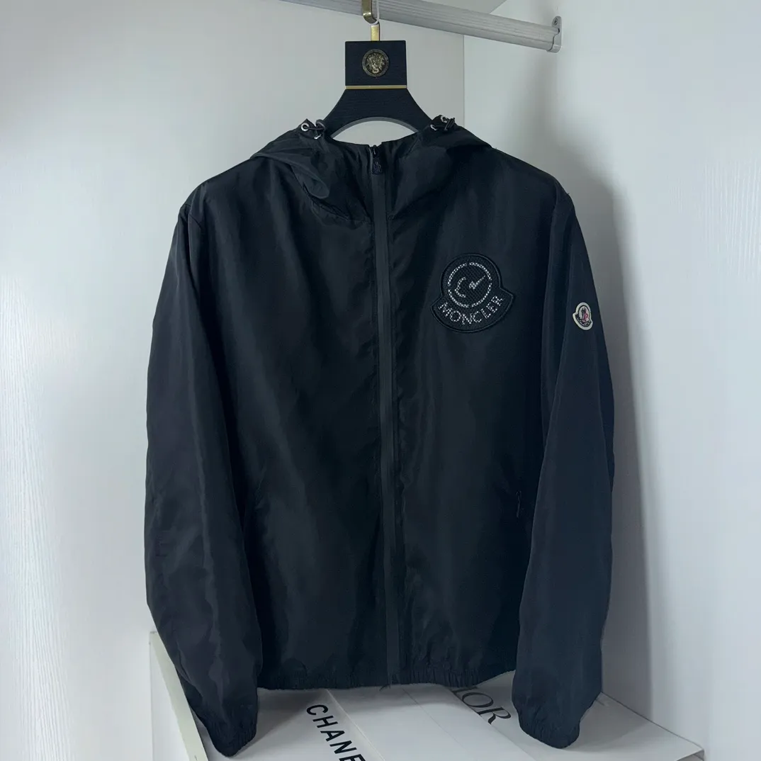 P430, Moncler masked jacket, windbreaker, coat! The upper is soft and comfortable, windproof and rainproof and super lightweight! The style is even more fashionable, the zipper is engraved with the logo, and various details highlight the quality! It can be worn as a jacket in spring and autumn, and it is very nice to use in concave shapes! Practical and versatile. Size: M-2XL