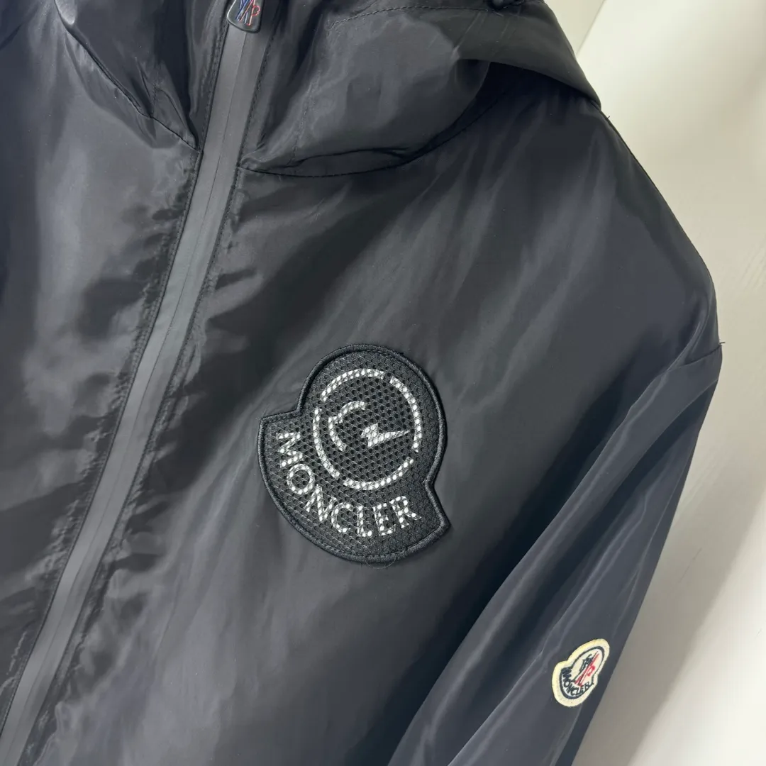 P430, Moncler masked jacket, windbreaker, coat! The upper is soft and comfortable, windproof and rainproof and super lightweight! The style is even more fashionable, the zipper is engraved with the logo, and various details highlight the quality! It can be worn as a jacket in spring and autumn, and it is very nice to use in concave shapes! Practical and versatile. Size: M-2XL