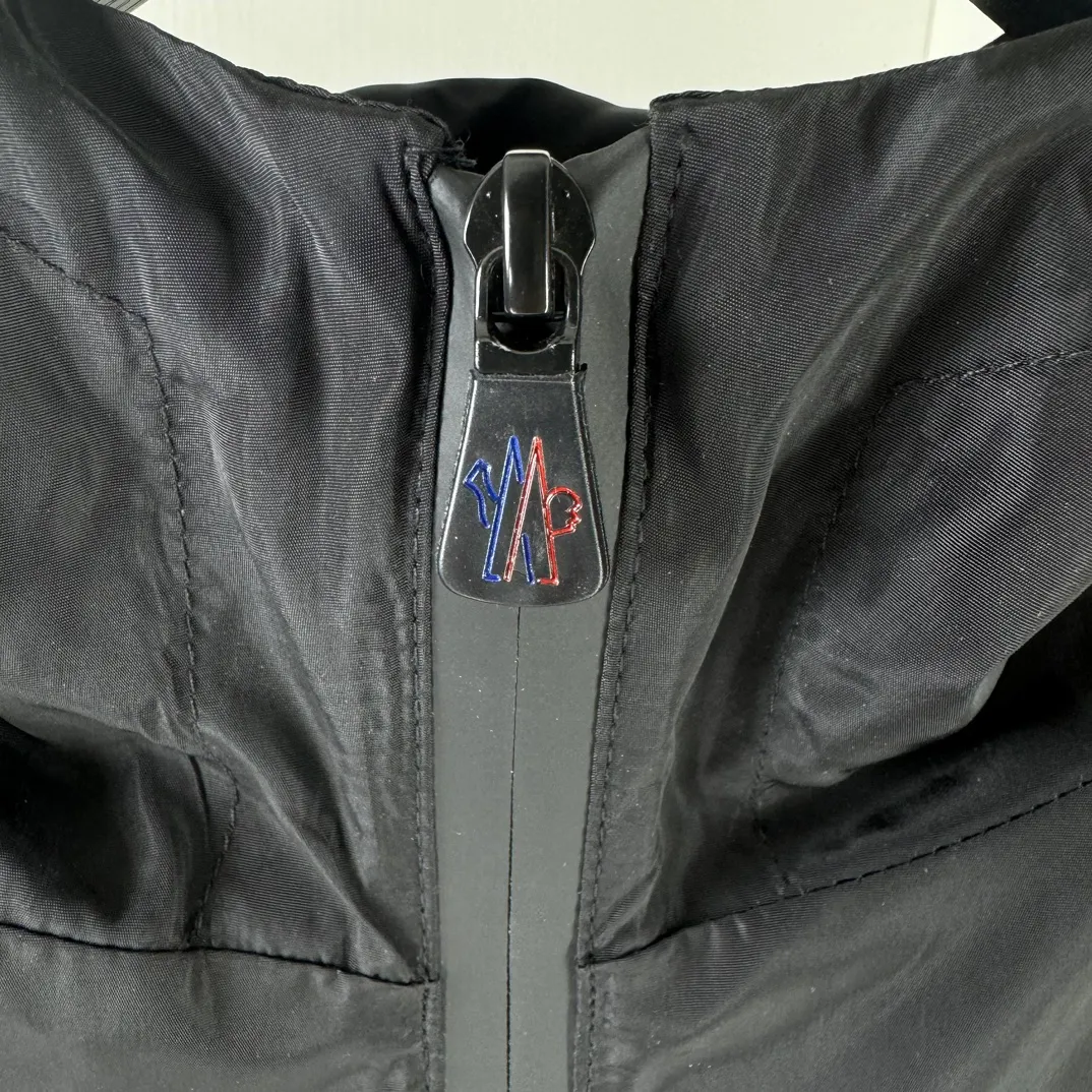P430, Moncler masked jacket, windbreaker, coat! The upper is soft and comfortable, windproof and rainproof and super lightweight! The style is even more fashionable, the zipper is engraved with the logo, and various details highlight the quality! It can be worn as a jacket in spring and autumn, and it is very nice to use in concave shapes! Practical and versatile. Size: M-2XL