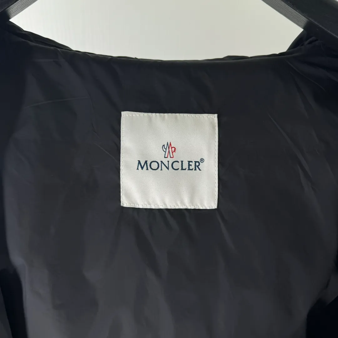 P430, Moncler masked jacket, windbreaker, coat! The upper is soft and comfortable, windproof and rainproof and super lightweight! The style is even more fashionable, the zipper is engraved with the logo, and various details highlight the quality! It can be worn as a jacket in spring and autumn, and it is very nice to use in concave shapes! Practical and versatile. Size: M-2XL