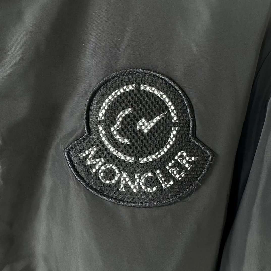 P430, Moncler masked jacket, windbreaker, coat! The upper is soft and comfortable, windproof and rainproof and super lightweight! The style is even more fashionable, the zipper is engraved with the logo, and various details highlight the quality! It can be worn as a jacket in spring and autumn, and it is very nice to use in concave shapes! Practical and versatile. Size: M-2XL