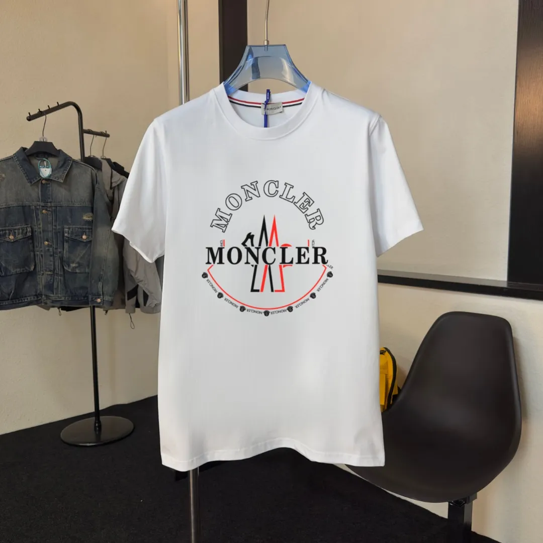 P140 Upgraded version "Mobile phone smart sensor ~ NFC chip armband ~ Direct access to the official website for anti-counterfeiting" "Moncler ~ Mouth Mouth" 2025 new high-quality round neck short-sleeved T-shirt. The cuffs have imported embroidered labels. Customized dyeing, very comfortable to touch. Super versatile and good-looking short-sleeved. Complete with three labels. Non-market ordinary version. Feel free to compare. Quality is absolutely guaranteed! ‼ First of all, this original fabric is all custom-woven with 32-count double yarn fabric, 250G, and the weight is the same‼ Fine workmanship, double waistcoat method, double waistcoat method, double waistcoat method makes the whole dress more three-dimensional, which is not a craft that ordinary T-shirts can achieve🤪 Size: S-M-L-XL-2XL Color: black, white, apricot, same style for men and women