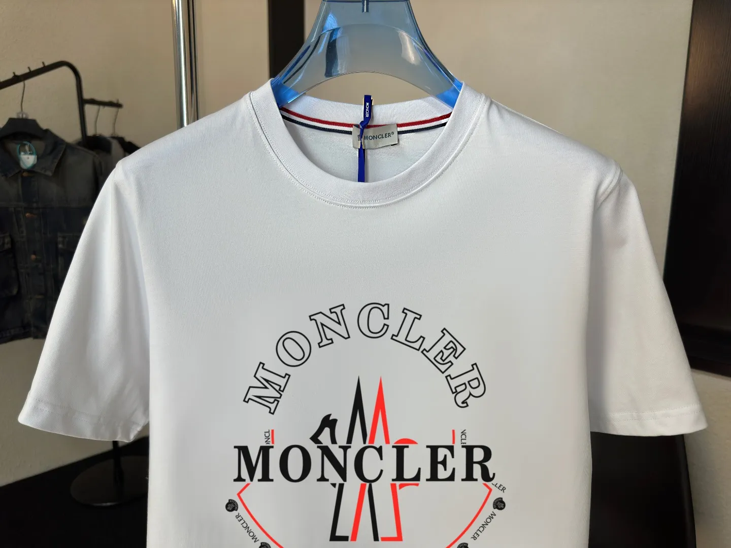 P140 Upgraded version "Mobile phone smart sensor ~ NFC chip armband ~ Direct access to the official website for anti-counterfeiting" "Moncler ~ Mouth Mouth" 2025 new high-quality round neck short-sleeved T-shirt. The cuffs have imported embroidered labels. Customized dyeing, very comfortable to touch. Super versatile and good-looking short-sleeved. Complete with three labels. Non-market ordinary version. Feel free to compare. Quality is absolutely guaranteed! ‼ First of all, this original fabric is all custom-woven with 32-count double yarn fabric, 250G, and the weight is the same‼ Fine workmanship, double waistcoat method, double waistcoat method, double waistcoat method makes the whole dress more three-dimensional, which is not a craft that ordinary T-shirts can achieve🤪 Size: S-M-L-XL-2XL Color: black, white, apricot, same style for men and women