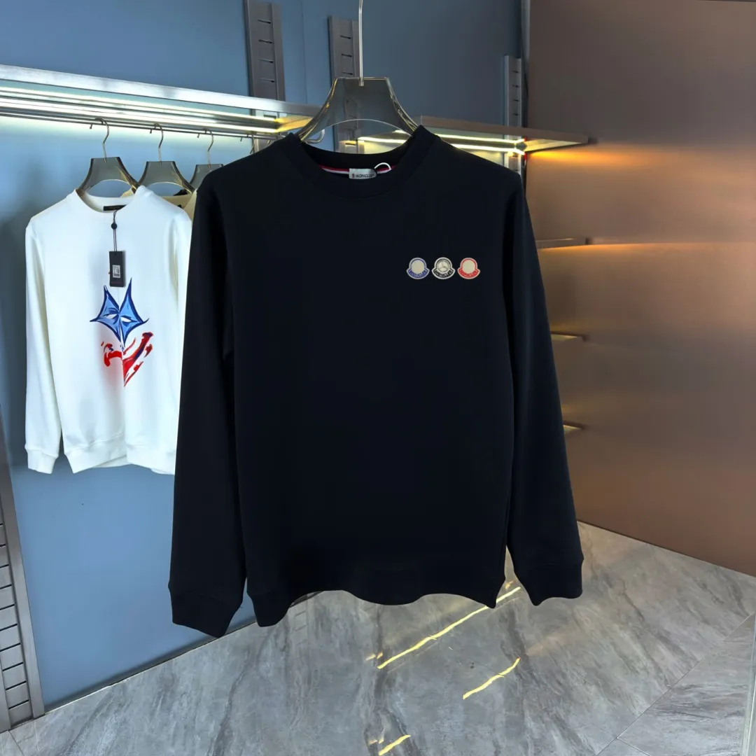 P210 high version sweatshirt) 📦With exclusive picture packaging📦 [Long-term ready stock] Upgraded version "Mobile phone smart sensor ~ NFC chip armband ~ Direct access to the official website anti-counterfeiting" 〖 𝐌𝐎𝐍𝐂𝐋𝐄𝐑 ~ Mouth covering〗 2025 new high quality, using 450g heavyweight fabric Different from the market currency, you can mix and match everything at will and you will be handsome😎The whole clothes is made of double waistcoats. The double waistcoats make the whole dress more three-dimensional. It is not an ordinary factory that can do such fine work. 2025 autumn and winter new style, on sale at the counter, exquisite printed round neck terry sweatshirt. High-end double-ply cotton. Customized stretch ribs are dyed in the same vat. Three standards are complete. It is matched with digital printing patterns and is very breathable. Same style for men and women. Color: black, white, apricot. Size: S M L XL 2XL