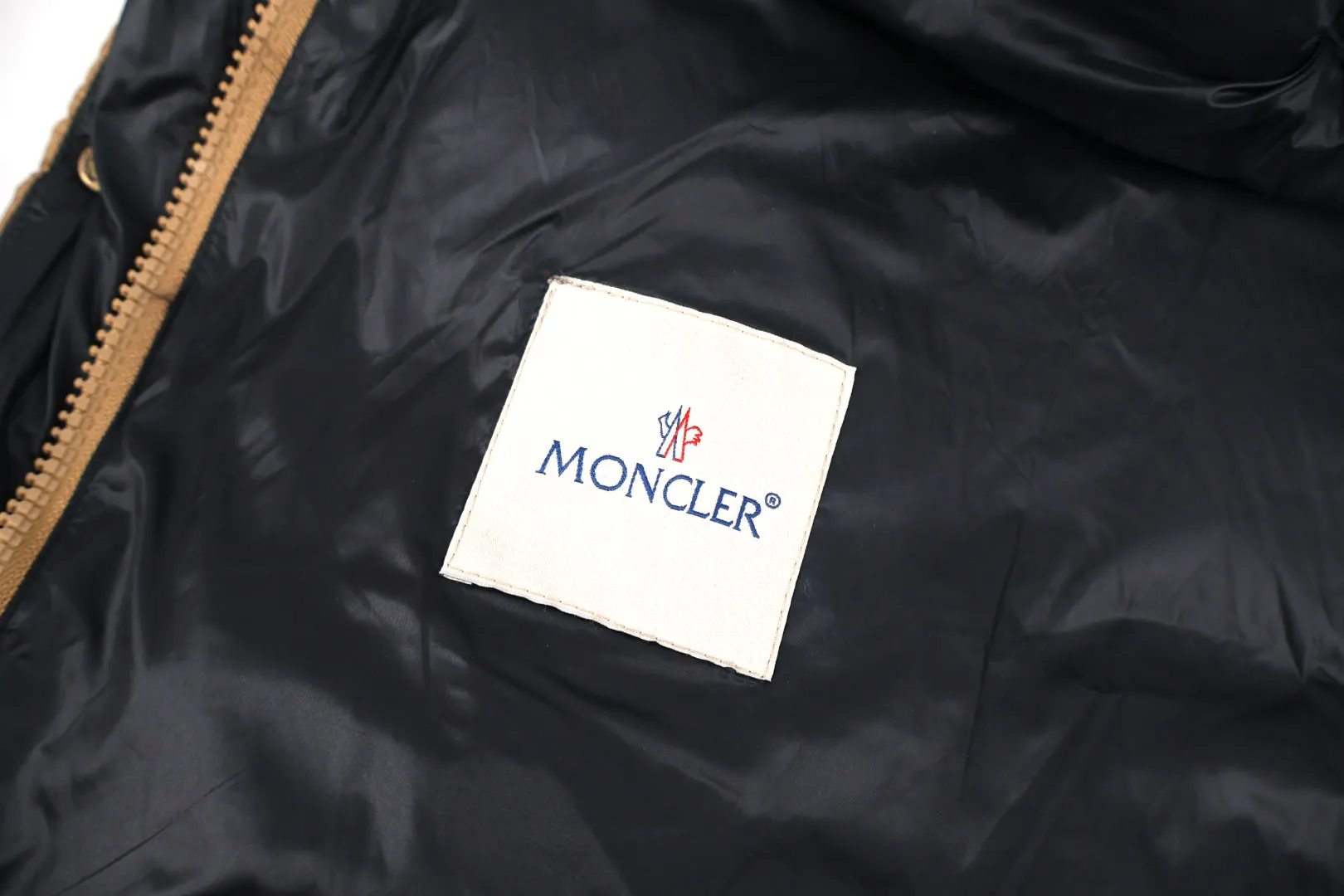 P1130 Moncler women's lamb fur collar down jacket (apricot color). The collar is made of customized imported lamb wool material, which is spliced ​​with customized light waterproof and breathable 100% polyester fiber fabric. Filled with RDS-certified 90% high-loft white duck down, the filling volume is about 400G, and the fill power is as high as 800+ 5A standard warmth level! The snap button opening and closing are made of custom-painted paint with logo engraving, which is extremely tight and has perfect details. The new season's complete set of accessories is independently developed, and every small detail is perfectly presented. Size:0-1-2-3
