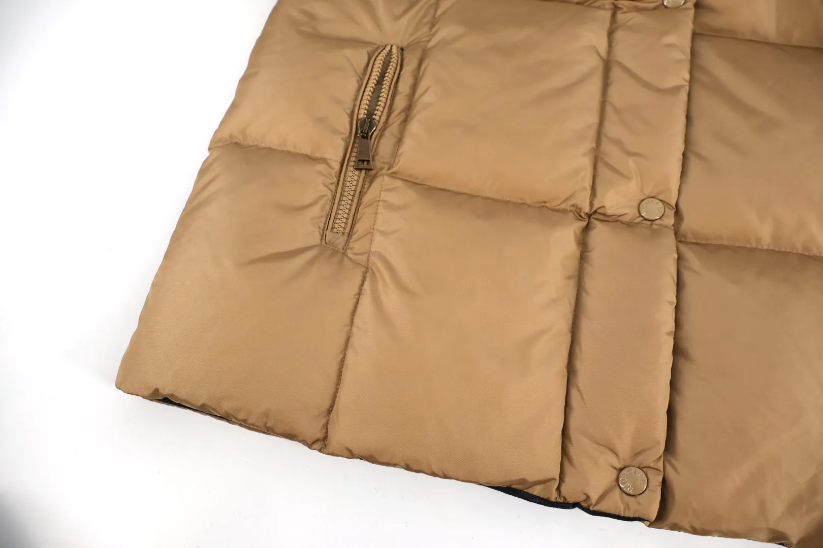 P1130 Moncler women's lamb fur collar down jacket (apricot color). The collar is made of customized imported lamb wool material, which is spliced ​​with customized light waterproof and breathable 100% polyester fiber fabric. Filled with RDS-certified 90% high-loft white duck down, the filling volume is about 400G, and the fill power is as high as 800+ 5A standard warmth level! The snap button opening and closing are made of custom-painted paint with logo engraving, which is extremely tight and has perfect details. The new season's complete set of accessories is independently developed, and every small detail is perfectly presented. Size:0-1-2-3