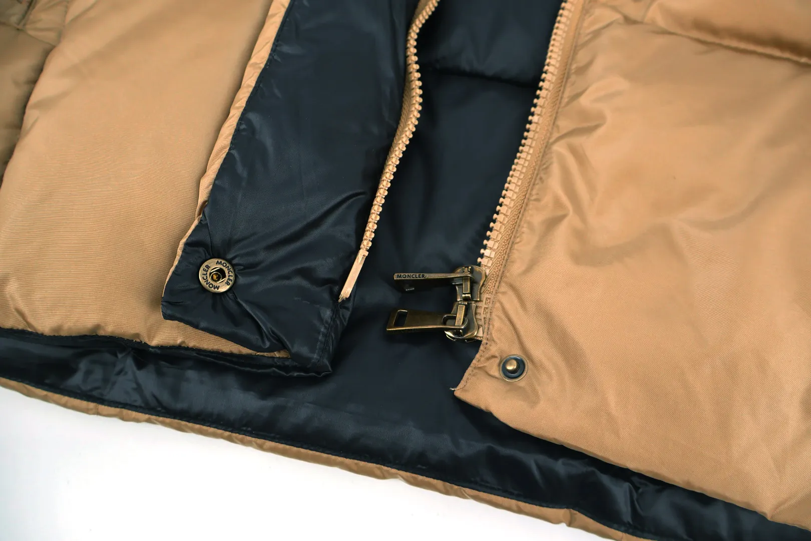 P1130 Moncler women's lamb fur collar down jacket (apricot color). The collar is made of customized imported lamb wool material, which is spliced ​​with customized light waterproof and breathable 100% polyester fiber fabric. Filled with RDS-certified 90% high-loft white duck down, the filling volume is about 400G, and the fill power is as high as 800+ 5A standard warmth level! The snap button opening and closing are made of custom-painted paint with logo engraving, which is extremely tight and has perfect details. The new season's complete set of accessories is independently developed, and every small detail is perfectly presented. Size:0-1-2-3