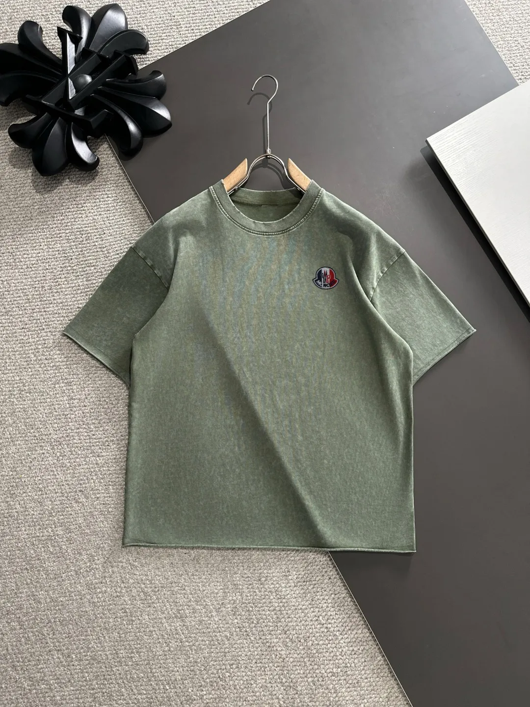 Next day delivery P300 high version MONCLER/muzzled 25ss spring and summer new high-definition T-shirt. Made with machines imported from Italy. Truly the most luxurious and high-quality. The style that you can wear with your eyes closed. Heavy combed fabrics. High-strength and heavy-weight fabrics feel substantial when weighed. The upper body is more textured than ordinary T-shirts and is not easy to deform. This texture can cope with the weather. It absorbs sweat and is breathable, suitable for both hot and cold conditions! Perfectly produced with reference to the original stitch and stitch! The loose fit design is super noble. Custom-woven signature ribbed collar, cuffs, and hem. Really rare and rare goods Size: S-XXL