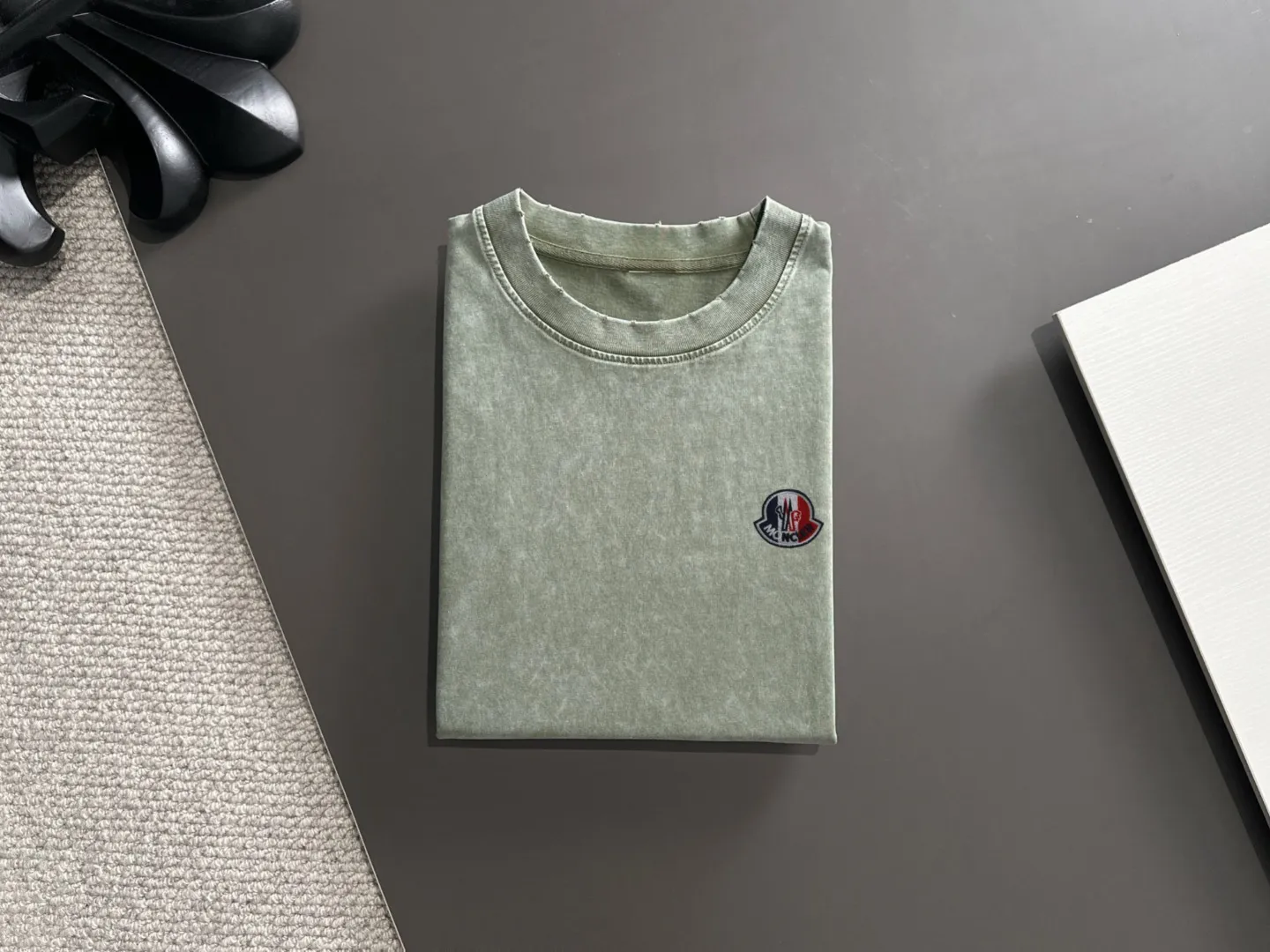Next day delivery P300 high version MONCLER/muzzled 25ss spring and summer new high-definition T-shirt. Made with machines imported from Italy. Truly the most luxurious and high-quality. The style that you can wear with your eyes closed. Heavy combed fabrics. High-strength and heavy-weight fabrics feel substantial when weighed. The upper body is more textured than ordinary T-shirts and is not easy to deform. This texture can cope with the weather. It absorbs sweat and is breathable, suitable for both hot and cold conditions! Perfectly produced with reference to the original stitch and stitch! The loose fit design is super noble. Custom-woven signature ribbed collar, cuffs, and hem. Really rare and rare goods Size: S-XXL