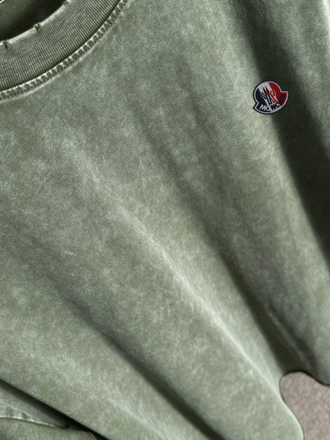Next day delivery P300 high version MONCLER/muzzled 25ss spring and summer new high-definition T-shirt. Made with machines imported from Italy. Truly the most luxurious and high-quality. The style that you can wear with your eyes closed. Heavy combed fabrics. High-strength and heavy-weight fabrics feel substantial when weighed. The upper body is more textured than ordinary T-shirts and is not easy to deform. This texture can cope with the weather. It absorbs sweat and is breathable, suitable for both hot and cold conditions! Perfectly produced with reference to the original stitch and stitch! The loose fit design is super noble. Custom-woven signature ribbed collar, cuffs, and hem. Really rare and rare goods Size: S-XXL