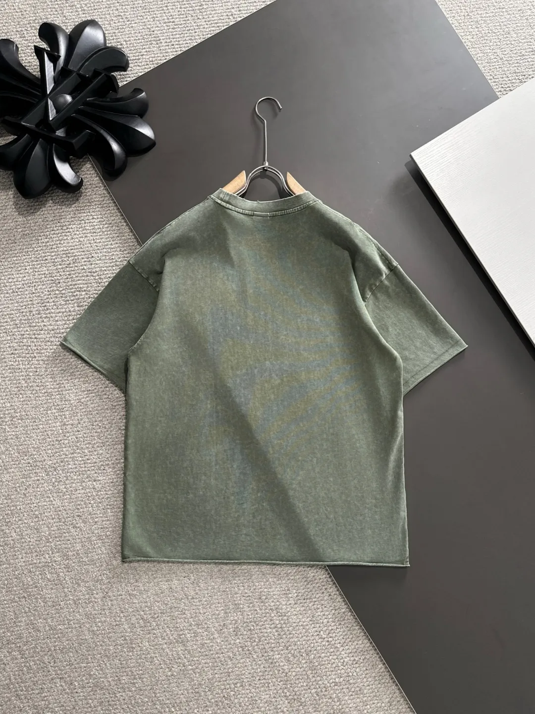 Next day delivery P300 high version MONCLER/muzzled 25ss spring and summer new high-definition T-shirt. Made with machines imported from Italy. Truly the most luxurious and high-quality. The style that you can wear with your eyes closed. Heavy combed fabrics. High-strength and heavy-weight fabrics feel substantial when weighed. The upper body is more textured than ordinary T-shirts and is not easy to deform. This texture can cope with the weather. It absorbs sweat and is breathable, suitable for both hot and cold conditions! Perfectly produced with reference to the original stitch and stitch! The loose fit design is super noble. Custom-woven signature ribbed collar, cuffs, and hem. Really rare and rare goods Size: S-XXL