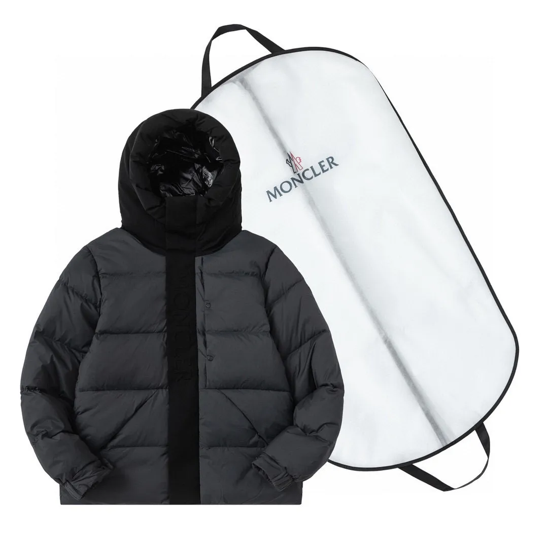 P820 ​​with dust bag) Moncler/Mask 22Fw Black Samurai access control three-dimensional embossed letter down jacket, new fall and winter madeira. Black Samurai scarf hooded mid-length down jacket, hard to find on the official website, 95% goose down filling Madeira down jacket is a common item in the functional wardrobe, made of Longuesaison nylon, providing excellent warmth and light comfort. Presented in calming neutral tones, the loose silhouette pays homage to clean design. Made of matte Longue Saison nylon Painted nylon lining Filled with down Hood and front placket made of 2.5 layers of fabric Logo embossed Hidden button and zipper closure Exterior pockets with hidden snap closure Chest pocket with zipper closure Adjustable hood and flat elastic drawstring Matte black branding Color: Black Gray Off-White Size: 1 2 3 4 5