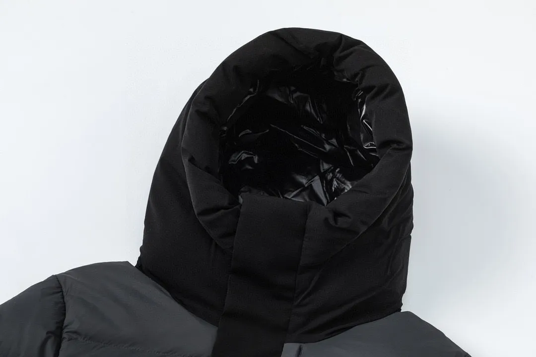P820 ​​with dust bag) Moncler/Mask 22Fw Black Samurai access control three-dimensional embossed letter down jacket, new fall and winter madeira. Black Samurai scarf hooded mid-length down jacket, hard to find on the official website, 95% goose down filling Madeira down jacket is a common item in the functional wardrobe, made of Longuesaison nylon, providing excellent warmth and light comfort. Presented in calming neutral tones, the loose silhouette pays homage to clean design. Made of matte Longue Saison nylon Painted nylon lining Filled with down Hood and front placket made of 2.5 layers of fabric Logo embossed Hidden button and zipper closure Exterior pockets with hidden snap closure Chest pocket with zipper closure Adjustable hood and flat elastic drawstring Matte black branding Color: Black Gray Off-White Size: 1 2 3 4 5