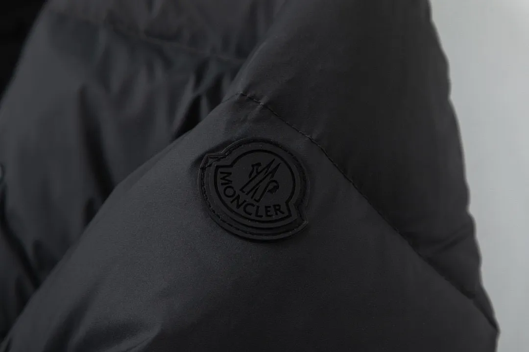 P820 ​​with dust bag) Moncler/Mask 22Fw Black Samurai access control three-dimensional embossed letter down jacket, new fall and winter madeira. Black Samurai scarf hooded mid-length down jacket, hard to find on the official website, 95% goose down filling Madeira down jacket is a common item in the functional wardrobe, made of Longuesaison nylon, providing excellent warmth and light comfort. Presented in calming neutral tones, the loose silhouette pays homage to clean design. Made of matte Longue Saison nylon Painted nylon lining Filled with down Hood and front placket made of 2.5 layers of fabric Logo embossed Hidden button and zipper closure Exterior pockets with hidden snap closure Chest pocket with zipper closure Adjustable hood and flat elastic drawstring Matte black branding Color: Black Gray Off-White Size: 1 2 3 4 5