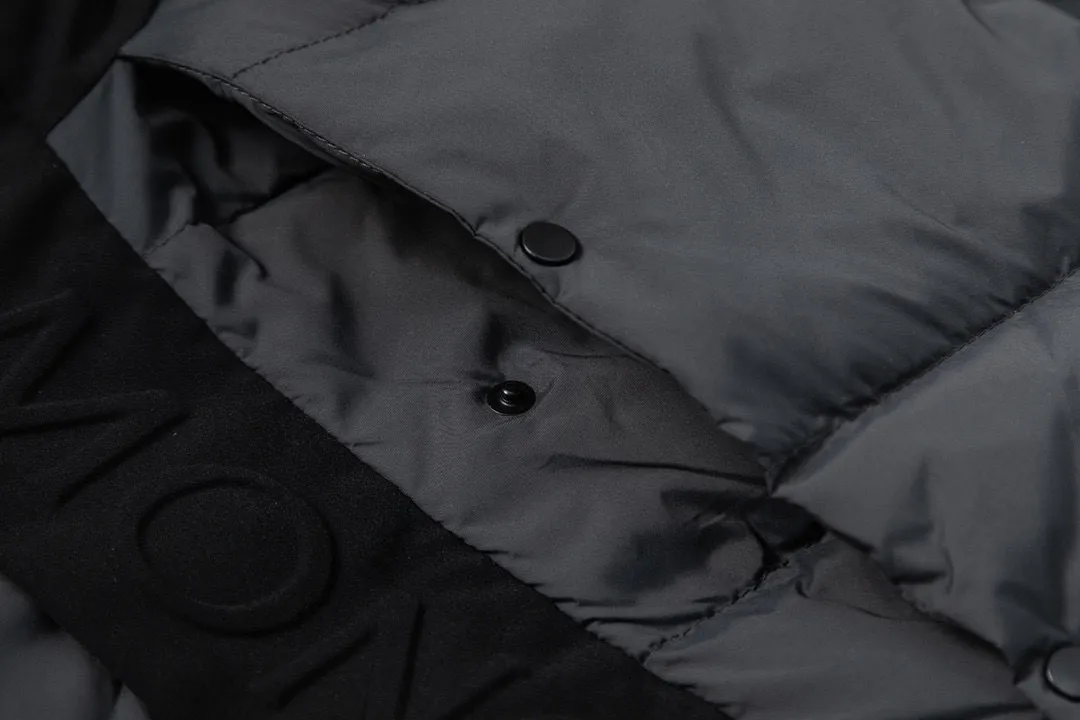 P820 ​​with dust bag) Moncler/Mask 22Fw Black Samurai access control three-dimensional embossed letter down jacket, new fall and winter madeira. Black Samurai scarf hooded mid-length down jacket, hard to find on the official website, 95% goose down filling Madeira down jacket is a common item in the functional wardrobe, made of Longuesaison nylon, providing excellent warmth and light comfort. Presented in calming neutral tones, the loose silhouette pays homage to clean design. Made of matte Longue Saison nylon Painted nylon lining Filled with down Hood and front placket made of 2.5 layers of fabric Logo embossed Hidden button and zipper closure Exterior pockets with hidden snap closure Chest pocket with zipper closure Adjustable hood and flat elastic drawstring Matte black branding Color: Black Gray Off-White Size: 1 2 3 4 5