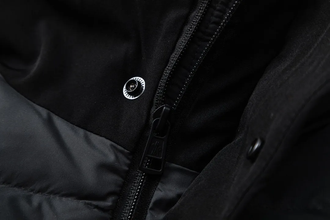 P820 ​​with dust bag) Moncler/Mask 22Fw Black Samurai access control three-dimensional embossed letter down jacket, new fall and winter madeira. Black Samurai scarf hooded mid-length down jacket, hard to find on the official website, 95% goose down filling Madeira down jacket is a common item in the functional wardrobe, made of Longuesaison nylon, providing excellent warmth and light comfort. Presented in calming neutral tones, the loose silhouette pays homage to clean design. Made of matte Longue Saison nylon Painted nylon lining Filled with down Hood and front placket made of 2.5 layers of fabric Logo embossed Hidden button and zipper closure Exterior pockets with hidden snap closure Chest pocket with zipper closure Adjustable hood and flat elastic drawstring Matte black branding Color: Black Gray Off-White Size: 1 2 3 4 5