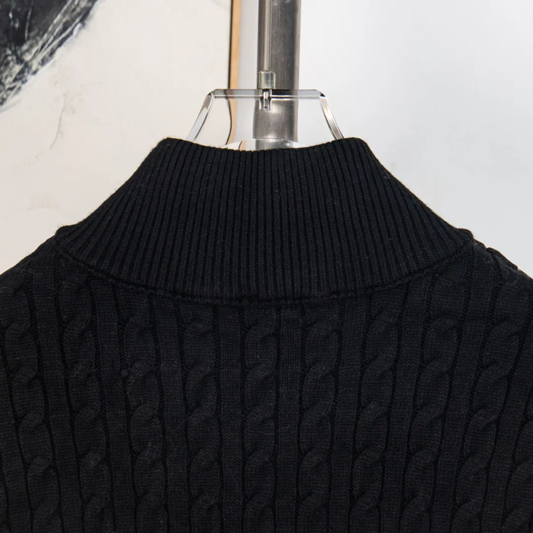 P500 💰zp version [Exclusive supply] MONCLER/Mongolian knitted down spliced ​​stand-up collar, unique side thread design! ! ! Selling point: down knitted splicing, the splicing is made of wool blended fabric! Mengjia will release several types of sweaters and down at this time every year. In fact, the sweater and down at the Mjia counter are classic and evergreen styles. They are all basic styles. They can be worn alone or matched inside, as a sweater. The main promotion of this kind of counter is black, so most of them are black, with down in the front. Our studio has launched a gray series of products to let everyone experience different surprises. The color combination is particularly good! The face threads are also super nice! Very comfortable! The back and both sleeves are made of wool blended fabric. Color: Black Gray Size: S M L XL Number: YK10648