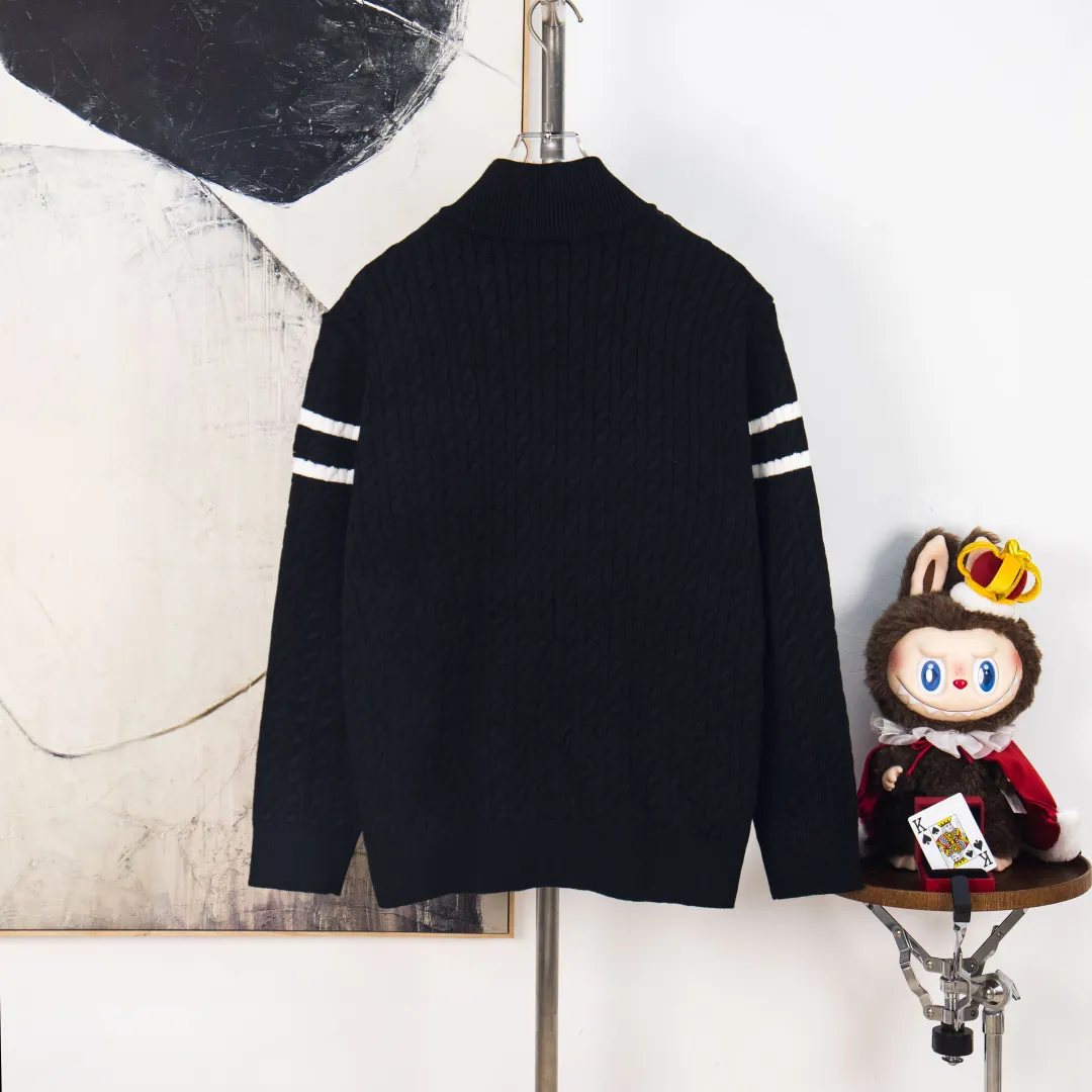 P500 💰zp version [Exclusive supply] MONCLER/Mongolian knitted down spliced ​​stand-up collar, unique side thread design! ! ! Selling point: down knitted splicing, the splicing is made of wool blended fabric! Mengjia will release several types of sweaters and down at this time every year. In fact, the sweater and down at the Mjia counter are classic and evergreen styles. They are all basic styles. They can be worn alone or matched inside, as a sweater. The main promotion of this kind of counter is black, so most of them are black, with down in the front. Our studio has launched a gray series of products to let everyone experience different surprises. The color combination is particularly good! The face threads are also super nice! Very comfortable! The back and both sleeves are made of wool blended fabric. Color: Black Gray Size: S M L XL Number: YK10648