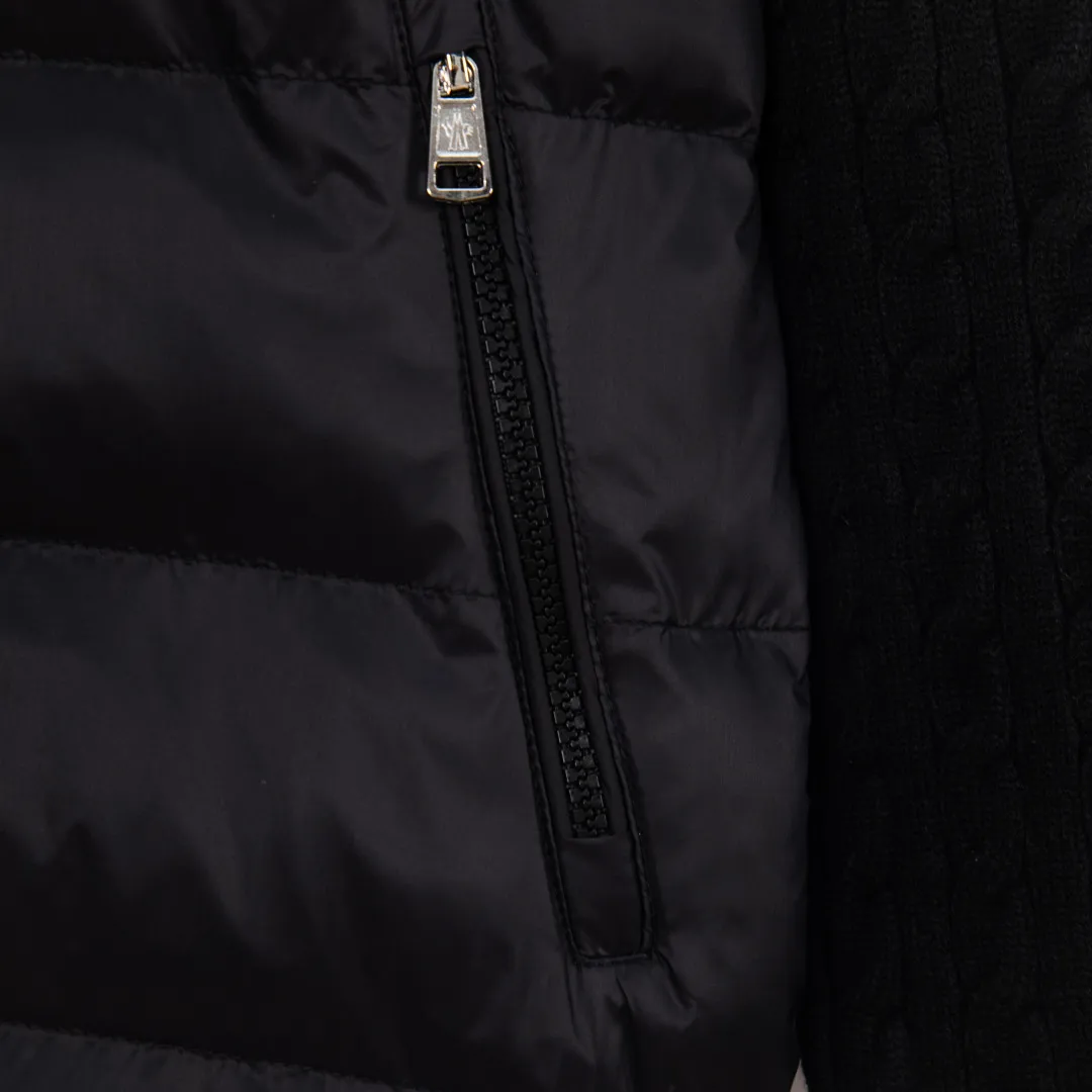 P500 💰zp version [Exclusive supply] MONCLER/Mongolian knitted down spliced ​​stand-up collar, unique side thread design! ! ! Selling point: down knitted splicing, the splicing is made of wool blended fabric! Mengjia will release several types of sweaters and down at this time every year. In fact, the sweater and down at the Mjia counter are classic and evergreen styles. They are all basic styles. They can be worn alone or matched inside, as a sweater. The main promotion of this kind of counter is black, so most of them are black, with down in the front. Our studio has launched a gray series of products to let everyone experience different surprises. The color combination is particularly good! The face threads are also super nice! Very comfortable! The back and both sleeves are made of wool blended fabric. Color: Black Gray Size: S M L XL Number: YK10648