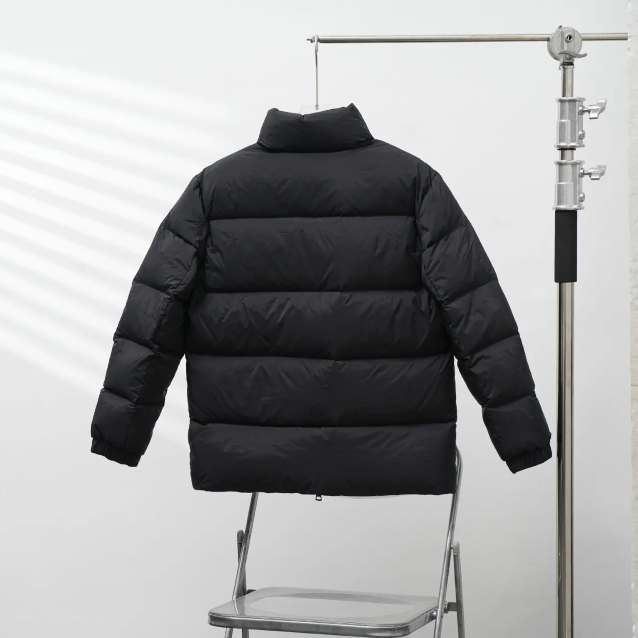 P830 MONCLER丨Muzzled Chest Big Label Stand Collar Down Jacket Color: Black Size: 1-5
