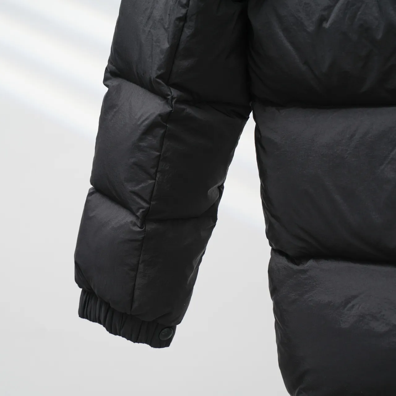 P830 MONCLER丨Muzzled Chest Big Label Stand Collar Down Jacket Color: Black Size: 1-5