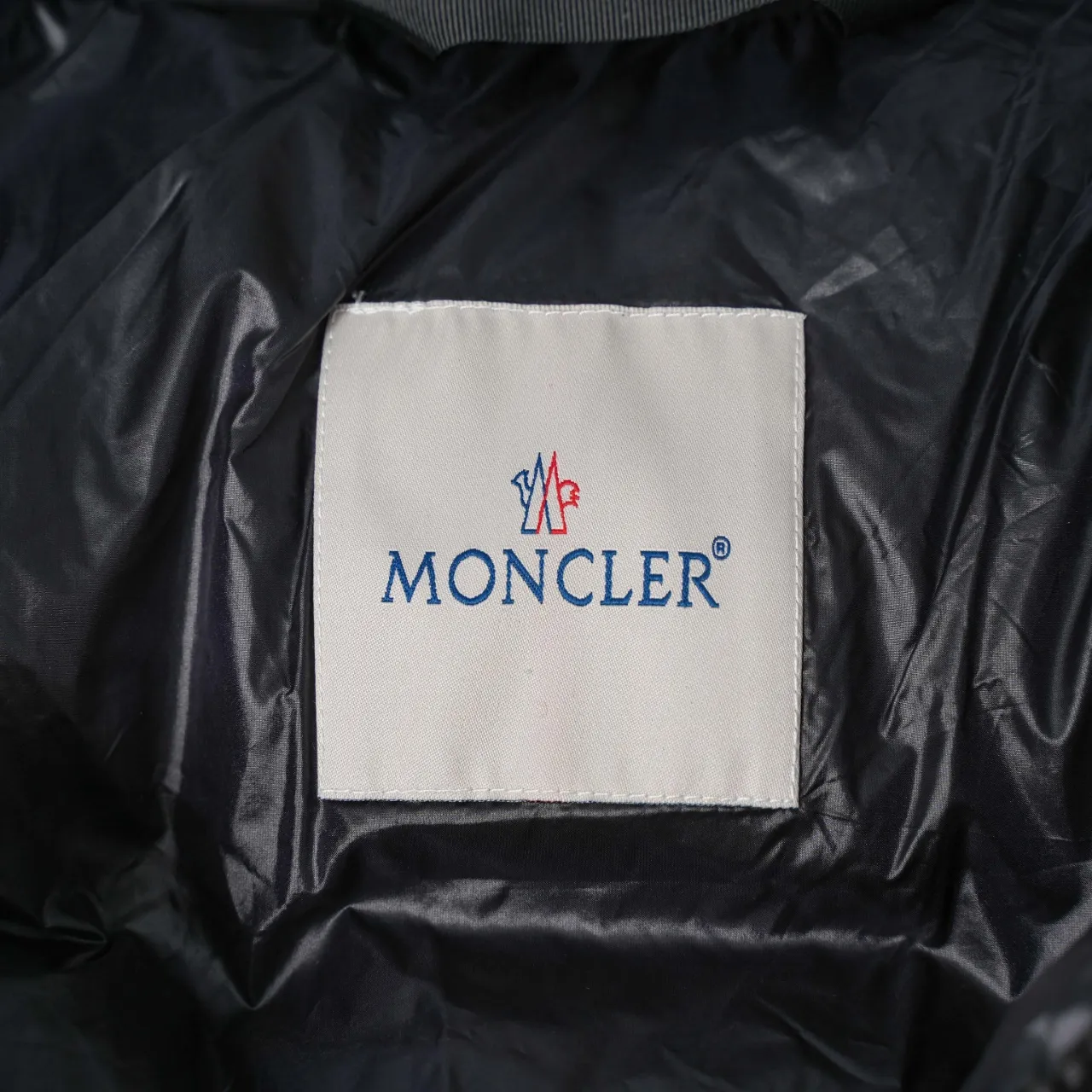 P830 MONCLER丨Muzzled Chest Big Label Stand Collar Down Jacket Color: Black Size: 1-5