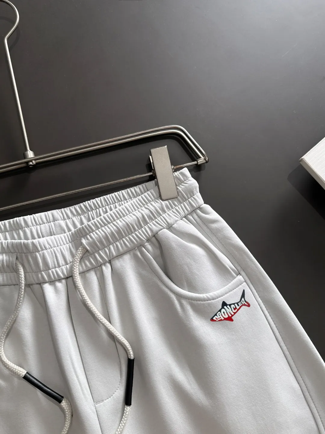 Shipped in 2-3 days P360 MONCLER/Mongolian Exclusive first release of 25ss autumn and winter new high-quality trousers Compare real-life details at will A perfect choice for autumn and winter, a must-have item. Sizes: M to 3XL (please state your height and weight when placing an order)