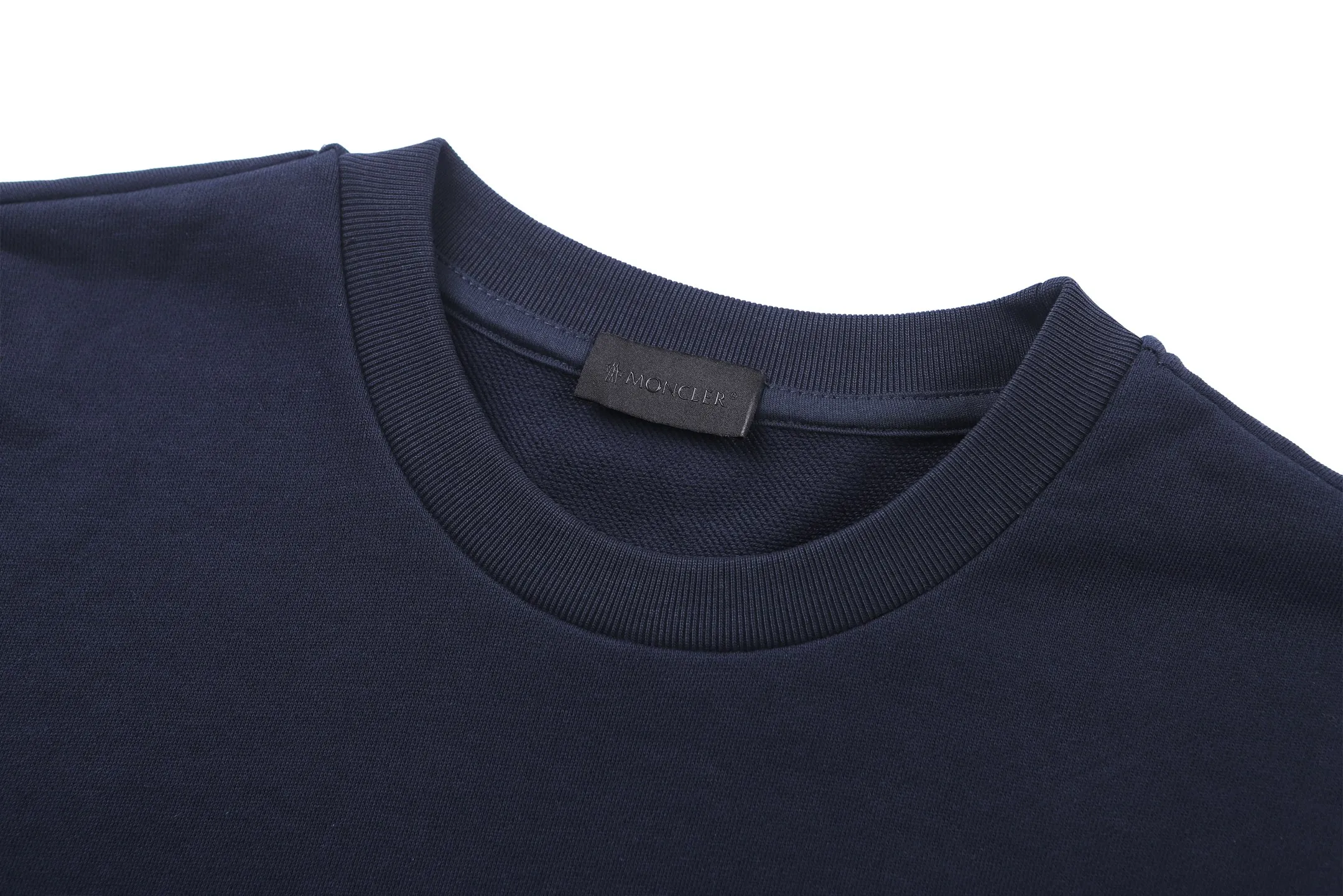 P370 MONCLER round neck long sleeve faded logo cotton sweatshirt ●Authentic 4900 purchase and development ●320g Austrian cotton double yarn sweatshirt fabric ●410g 1*1 double yarn trendy brand rib ●Fabric enzyme washing ●Glue printing ●Customized 1:1 glue label ●Customized 1:1 trademark ●Loose version ●Size: S M L XL ●Style number: 25306