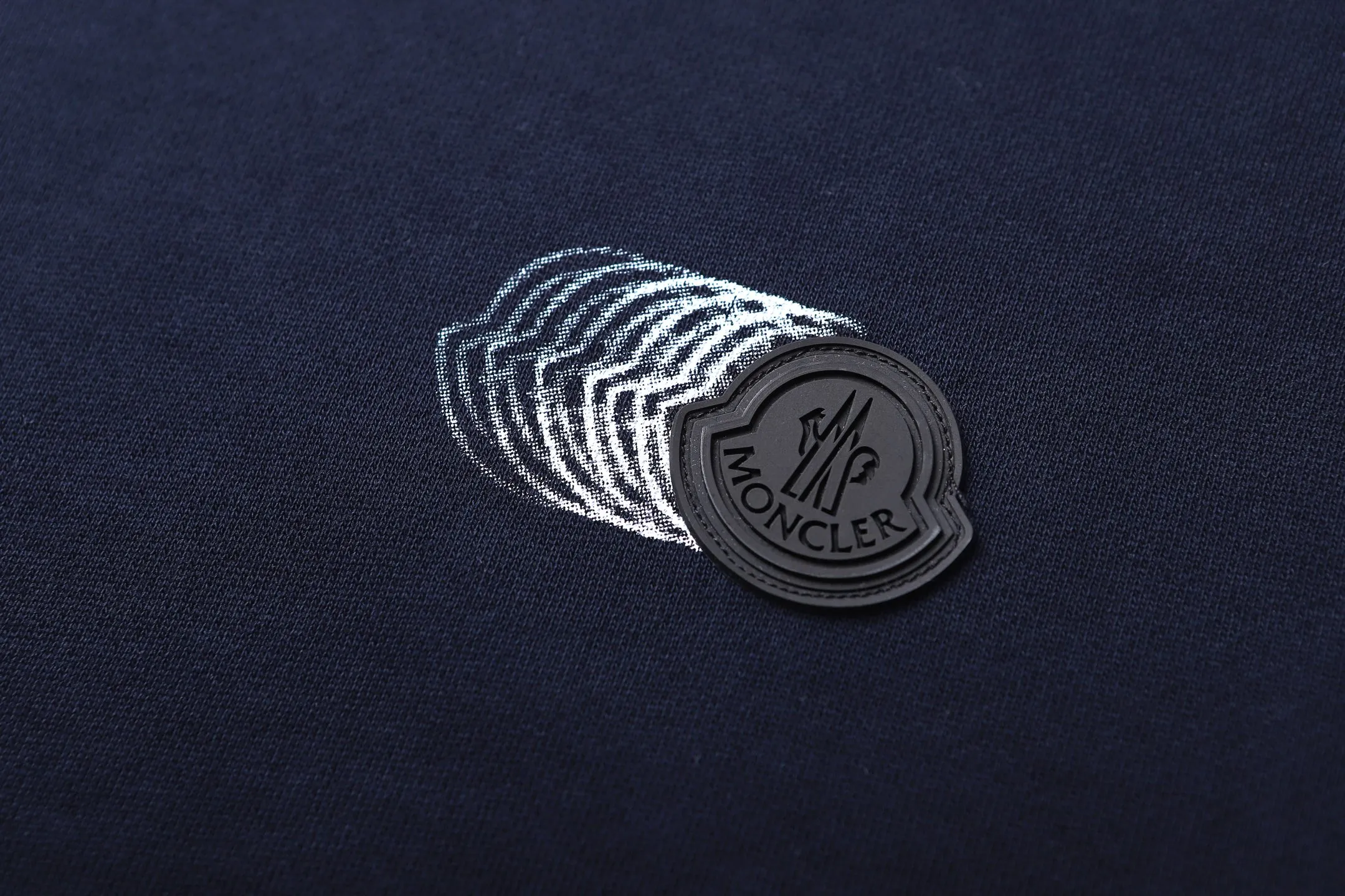 P370 MONCLER round neck long sleeve faded logo cotton sweatshirt ●Authentic 4900 purchase and development ●320g Austrian cotton double yarn sweatshirt fabric ●410g 1*1 double yarn trendy brand rib ●Fabric enzyme washing ●Glue printing ●Customized 1:1 glue label ●Customized 1:1 trademark ●Loose version ●Size: S M L XL ●Style number: 25306