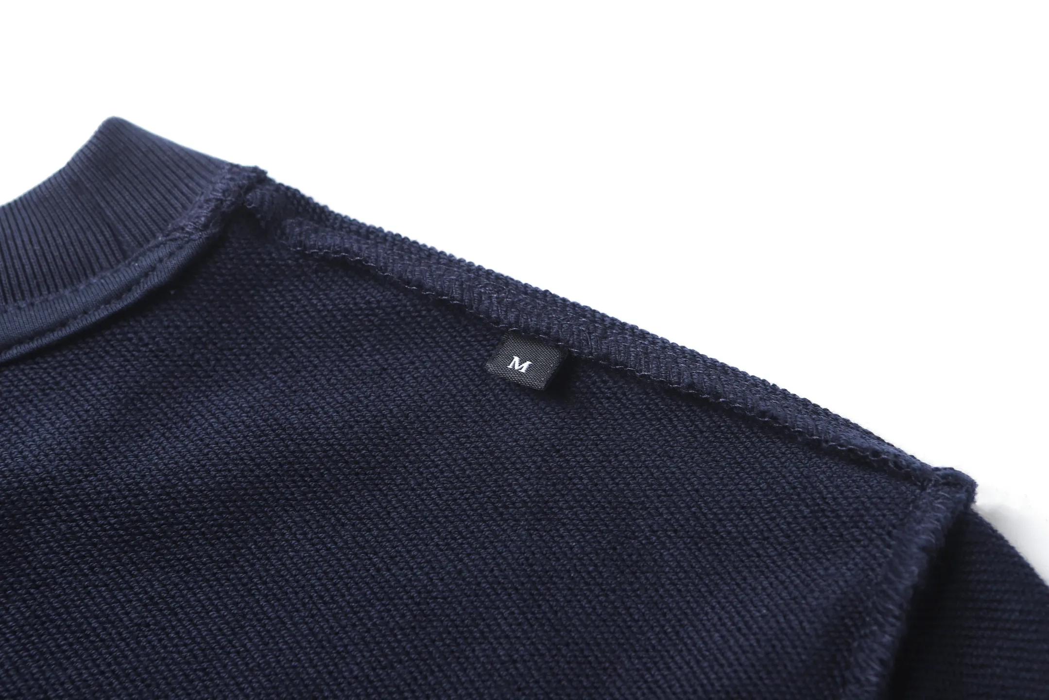 P370 MONCLER round neck long sleeve faded logo cotton sweatshirt ●Authentic 4900 purchase and development ●320g Austrian cotton double yarn sweatshirt fabric ●410g 1*1 double yarn trendy brand rib ●Fabric enzyme washing ●Glue printing ●Customized 1:1 glue label ●Customized 1:1 trademark ●Loose version ●Size: S M L XL ●Style number: 25306