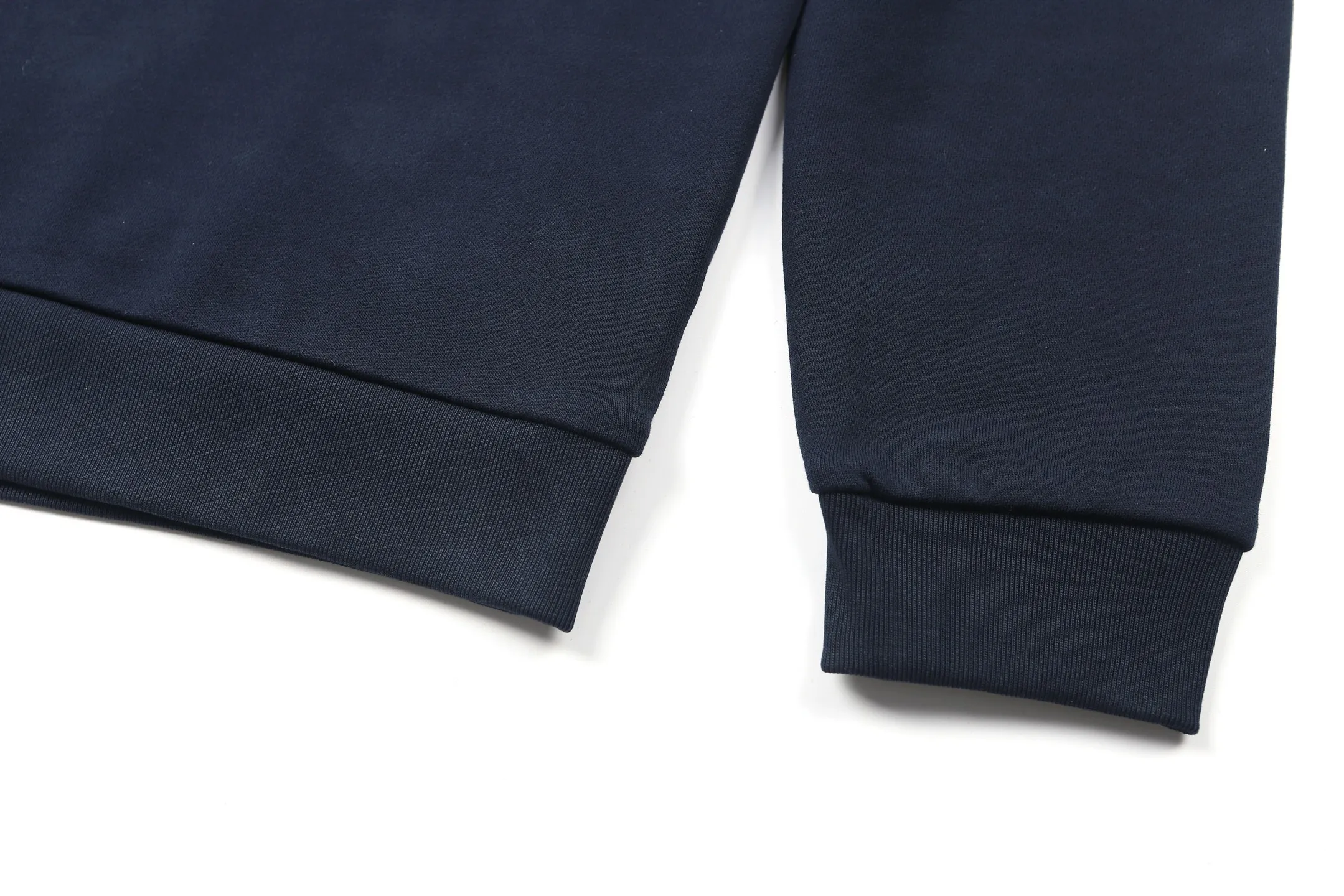 P370 MONCLER round neck long sleeve faded logo cotton sweatshirt ●Authentic 4900 purchase and development ●320g Austrian cotton double yarn sweatshirt fabric ●410g 1*1 double yarn trendy brand rib ●Fabric enzyme washing ●Glue printing ●Customized 1:1 glue label ●Customized 1:1 trademark ●Loose version ●Size: S M L XL ●Style number: 25306