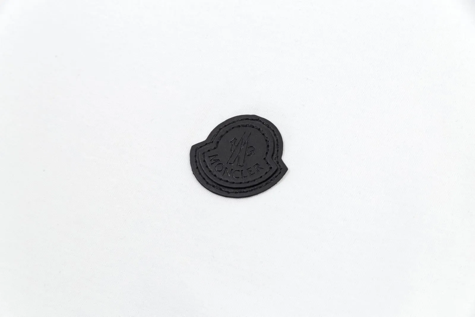 P140 [MONCLER] 2025FW short-sleeved T-shirt, badge LOGO, high-end 26s double yarn 300g fabric, heavy fabric, custom stretch rib, same vat and dye, complete three standards, same style for men and women, color: black, white, size: S M L XL 2XL