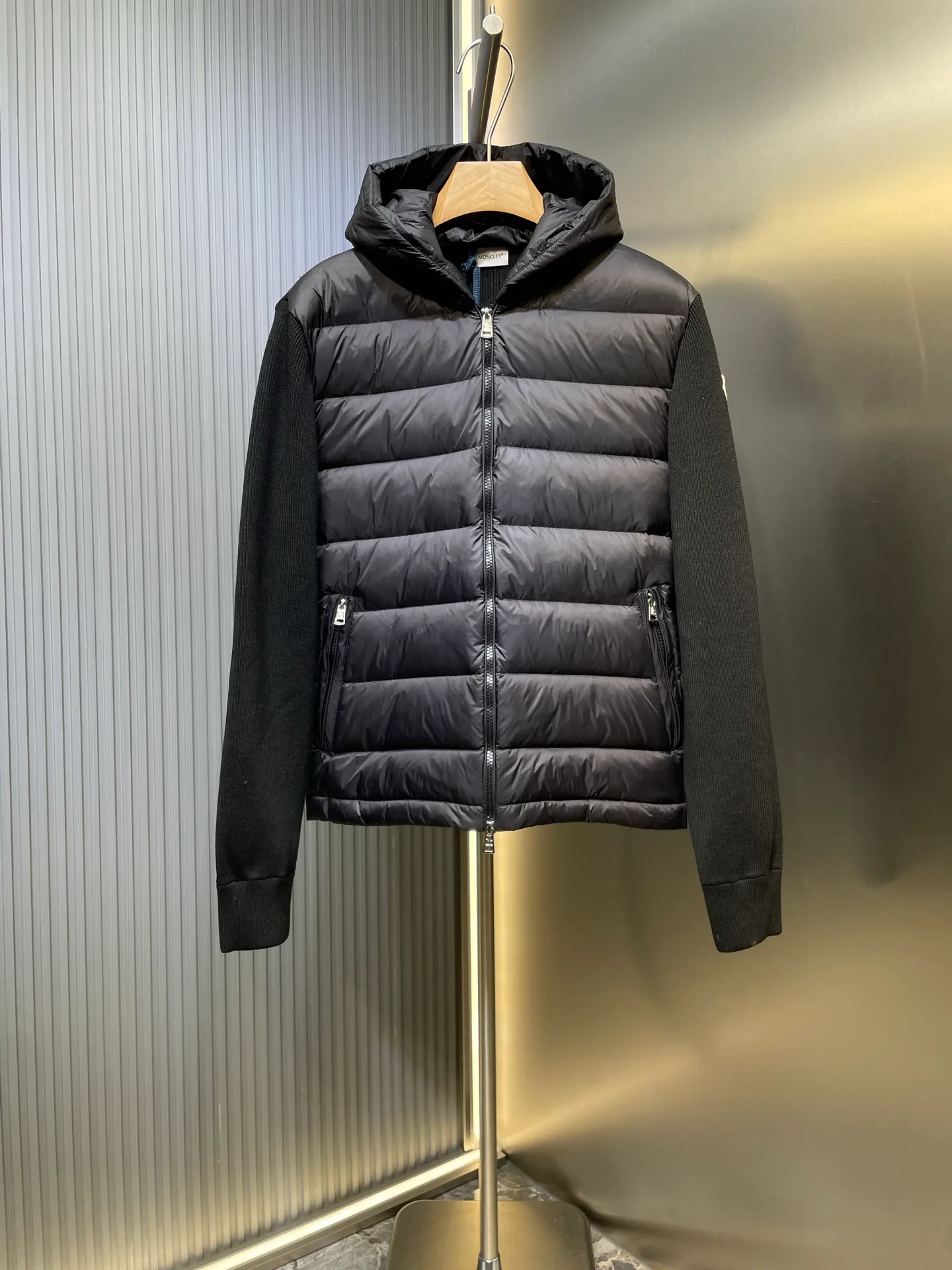 P690 MONCLER 🌟25FW new autumn and winter product Men's padded wool zipper hood This wool hood is equipped with a padded down front and is a practical item suitable for many seasons. This hood features a quilted logo, highlighting the brand's heritage. Designed in a lightweight knit, it's a practical addition to your versatile wardrobe and can be easily worn in milder weather. Made of wool Longue saison lining Longue saison front, filled with down Rib knit 12 gauge Thin soft hood Zip closure Pockets Logo quilting Logo patch Size: s-xxl