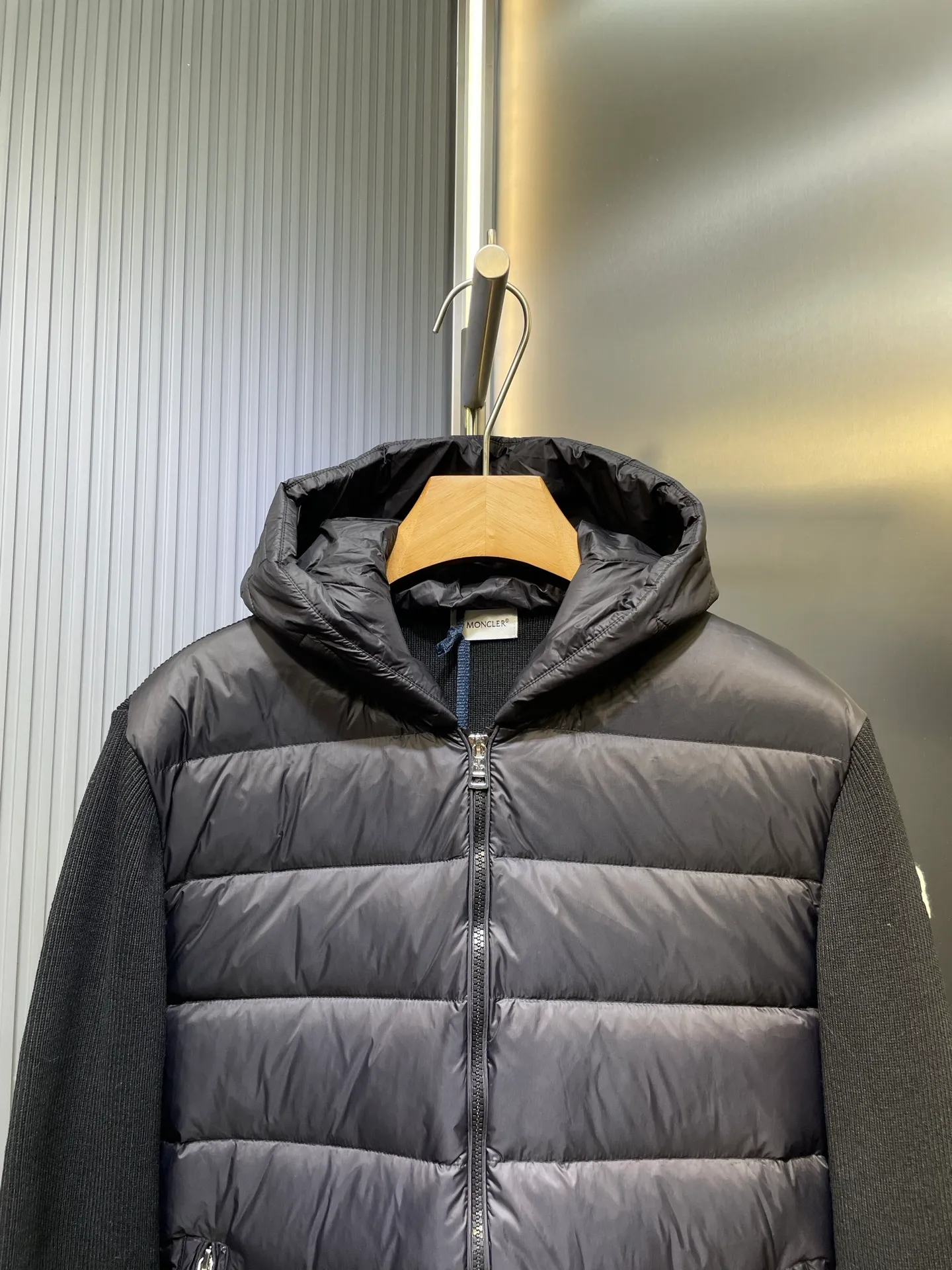 P690 MONCLER 🌟25FW new autumn and winter product Men's padded wool zipper hood This wool hood is equipped with a padded down front and is a practical item suitable for many seasons. This hood features a quilted logo, highlighting the brand's heritage. Designed in a lightweight knit, it's a practical addition to your versatile wardrobe and can be easily worn in milder weather. Made of wool Longue saison lining Longue saison front, filled with down Rib knit 12 gauge Thin soft hood Zip closure Pockets Logo quilting Logo patch Size: s-xxl