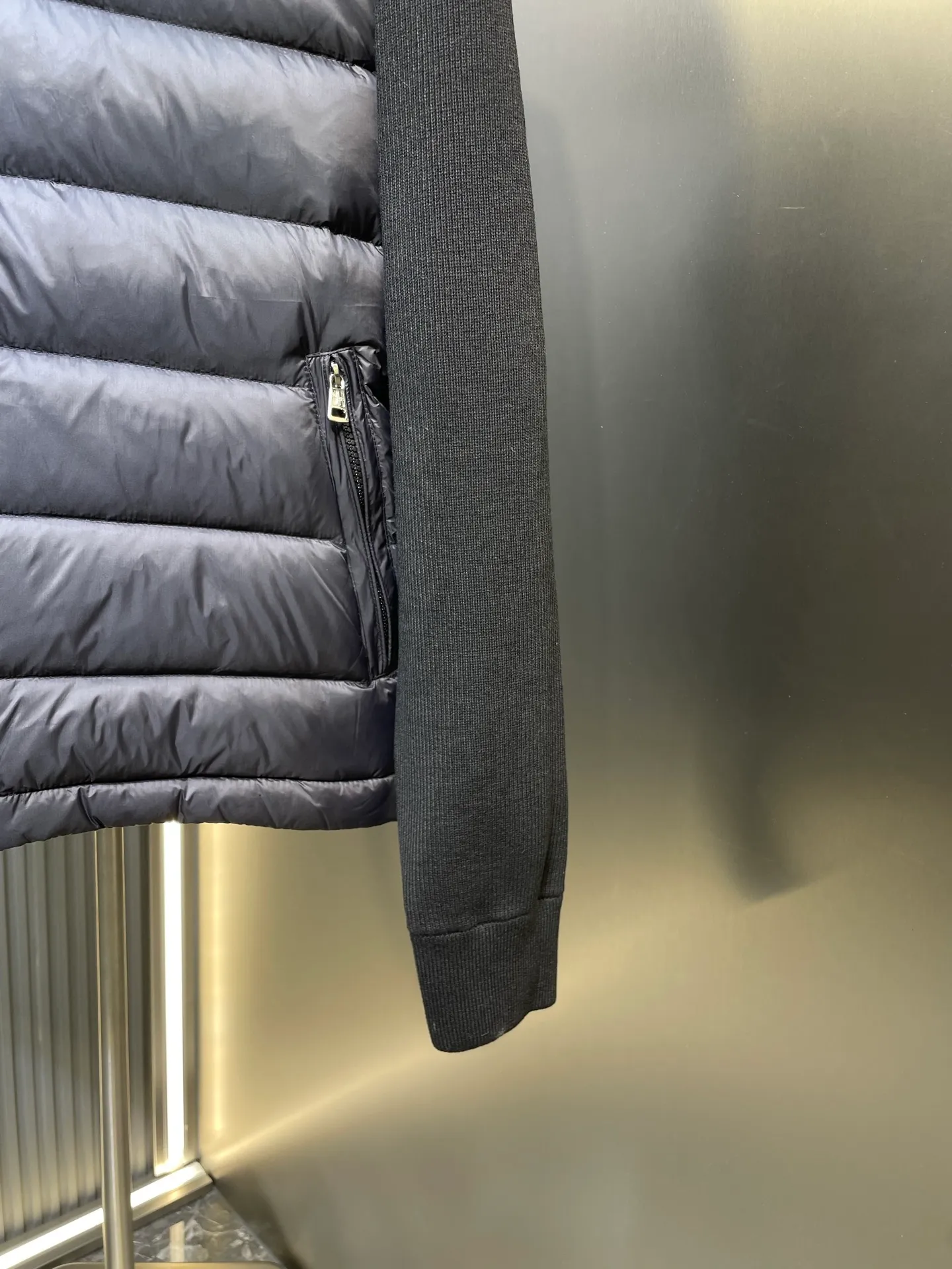 P690 MONCLER 🌟25FW new autumn and winter product Men's padded wool zipper hood This wool hood is equipped with a padded down front and is a practical item suitable for many seasons. This hood features a quilted logo, highlighting the brand's heritage. Designed in a lightweight knit, it's a practical addition to your versatile wardrobe and can be easily worn in milder weather. Made of wool Longue saison lining Longue saison front, filled with down Rib knit 12 gauge Thin soft hood Zip closure Pockets Logo quilting Logo patch Size: s-xxl