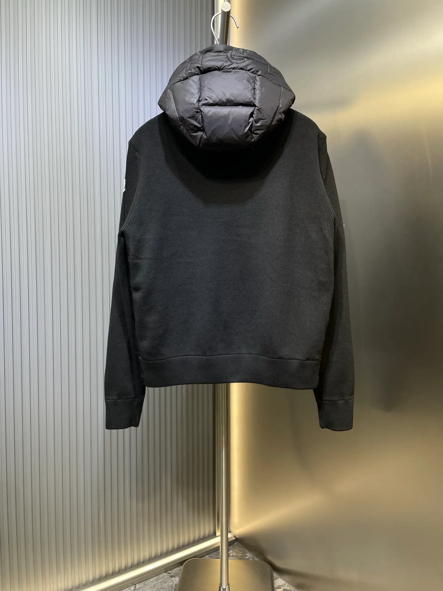 P690 MONCLER 🌟25FW new autumn and winter product Men's padded wool zipper hood This wool hood is equipped with a padded down front and is a practical item suitable for many seasons. This hood features a quilted logo, highlighting the brand's heritage. Designed in a lightweight knit, it's a practical addition to your versatile wardrobe and can be easily worn in milder weather. Made of wool Longue saison lining Longue saison front, filled with down Rib knit 12 gauge Thin soft hood Zip closure Pockets Logo quilting Logo patch Size: s-xxl