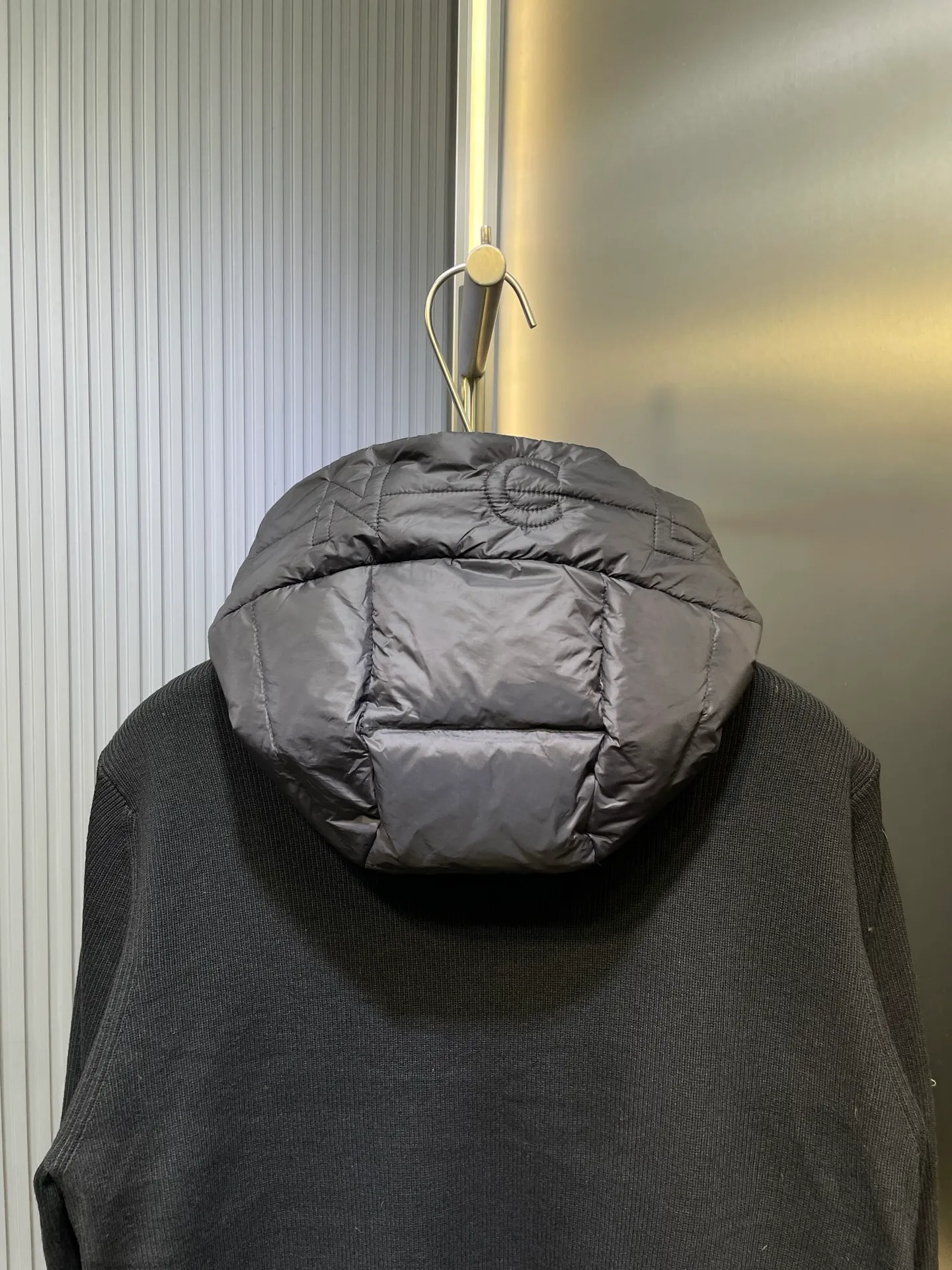 P690 MONCLER 🌟25FW new autumn and winter product Men's padded wool zipper hood This wool hood is equipped with a padded down front and is a practical item suitable for many seasons. This hood features a quilted logo, highlighting the brand's heritage. Designed in a lightweight knit, it's a practical addition to your versatile wardrobe and can be easily worn in milder weather. Made of wool Longue saison lining Longue saison front, filled with down Rib knit 12 gauge Thin soft hood Zip closure Pockets Logo quilting Logo patch Size: s-xxl